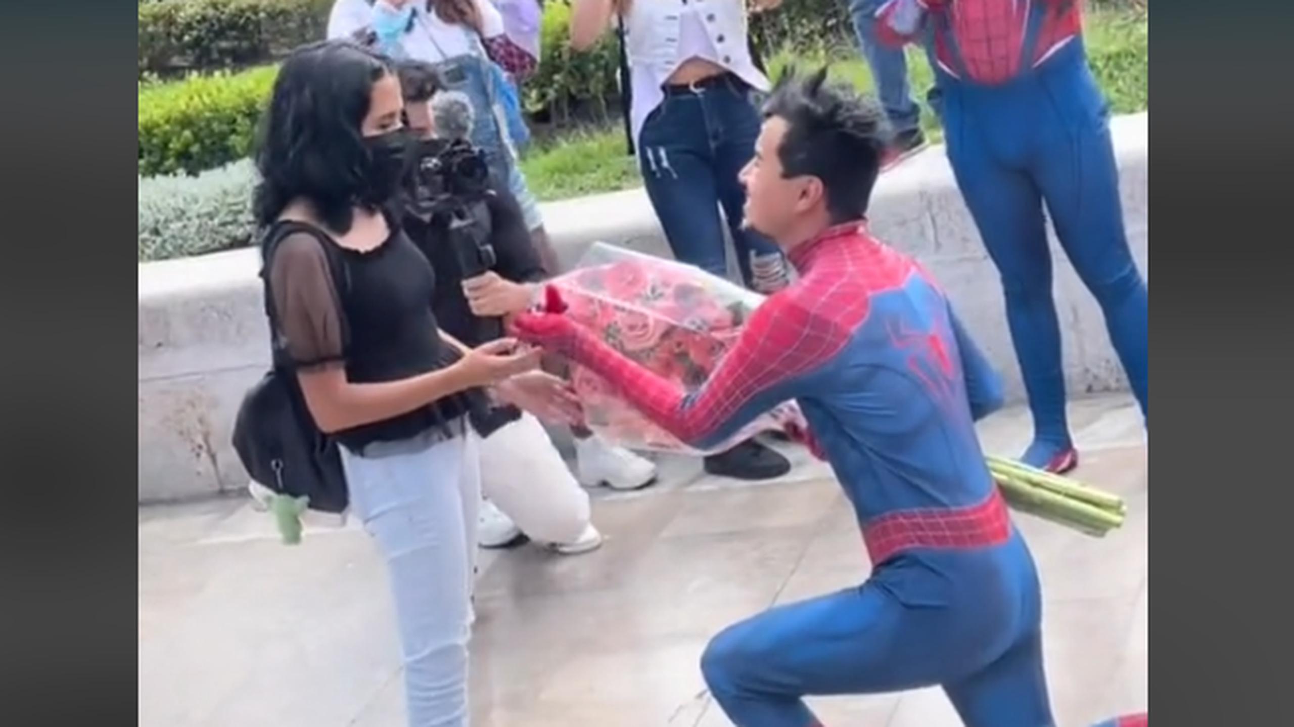 Joven le pide matrimonio a su novia vestido de Spiderman - Primera Hora