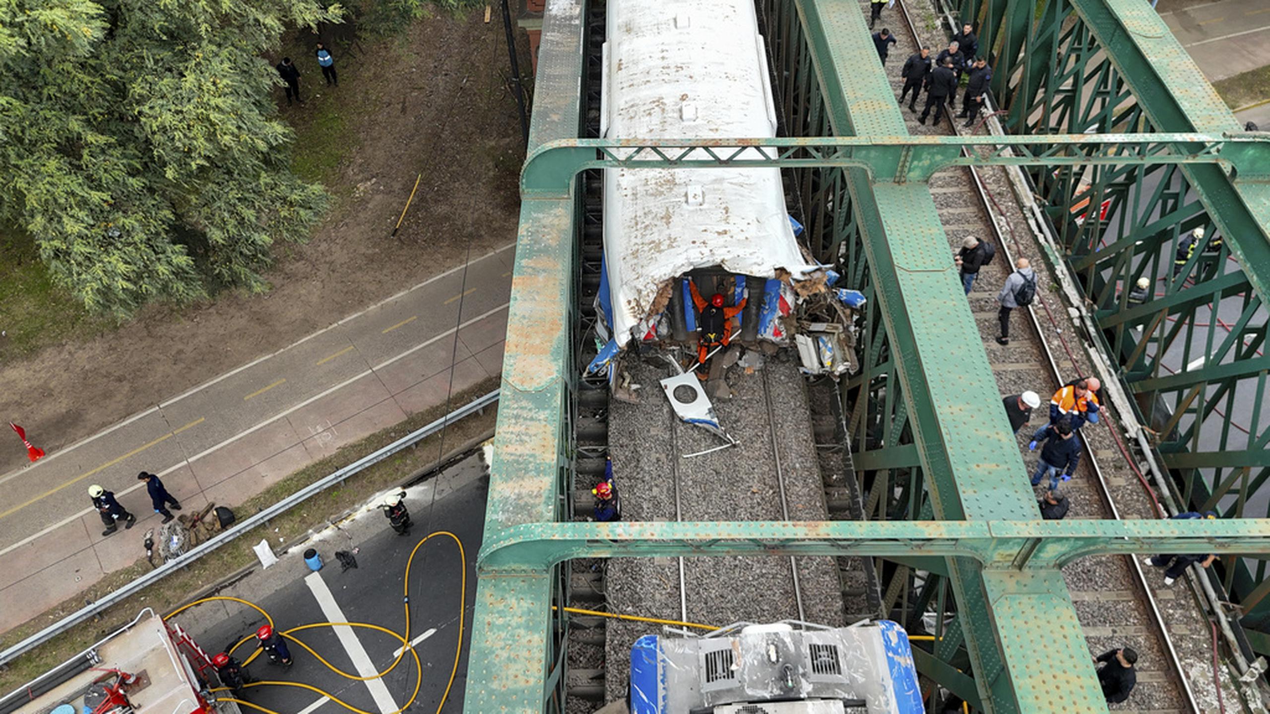 La colisión se produjo sobre un puente en el barrio capitalino de Palermo ocasionando el descarrilamiento de la unidad de la Línea San Martín que transportaba a los pasajeros.