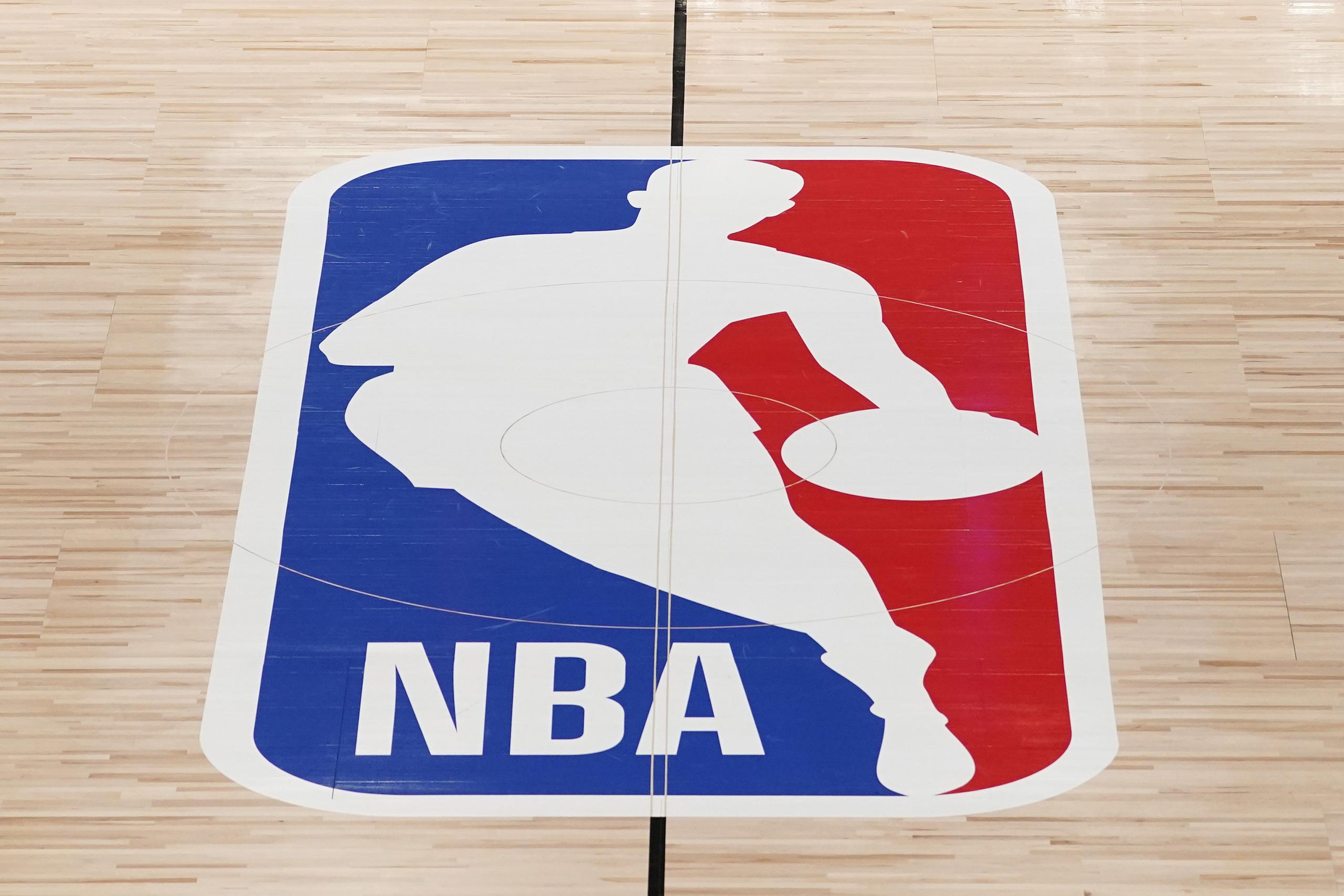 El logo de la NBA, en la foto, se ha considerado estÃ¡ formado por una silueta de juego de Jerry West.