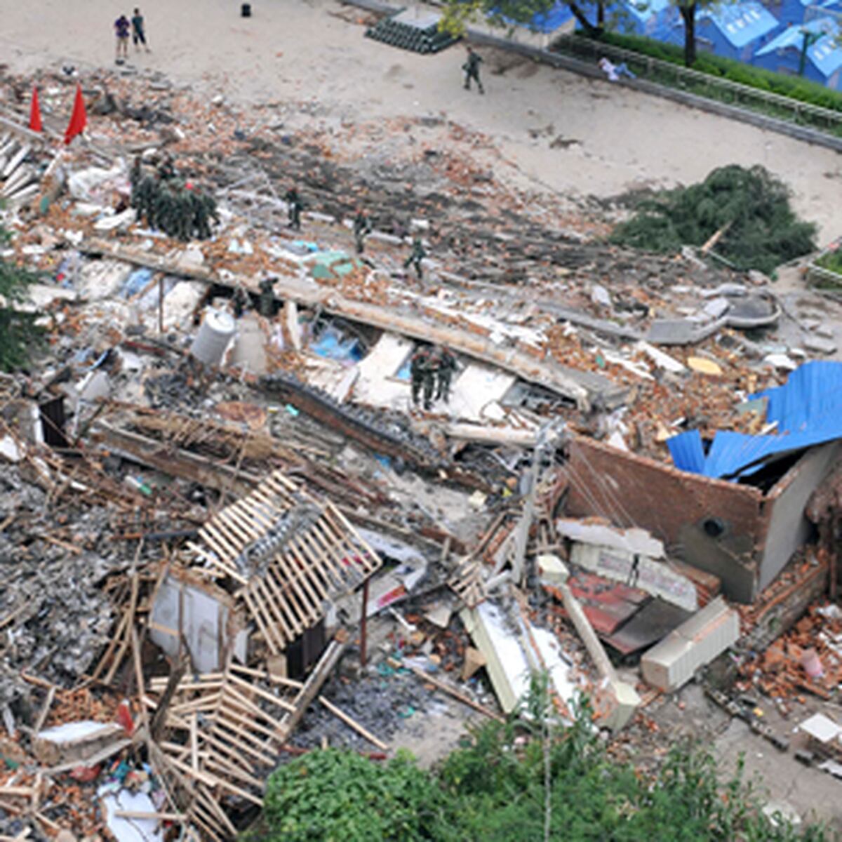 Aumentan a 398 muertos por terremoto en China Primera Hora