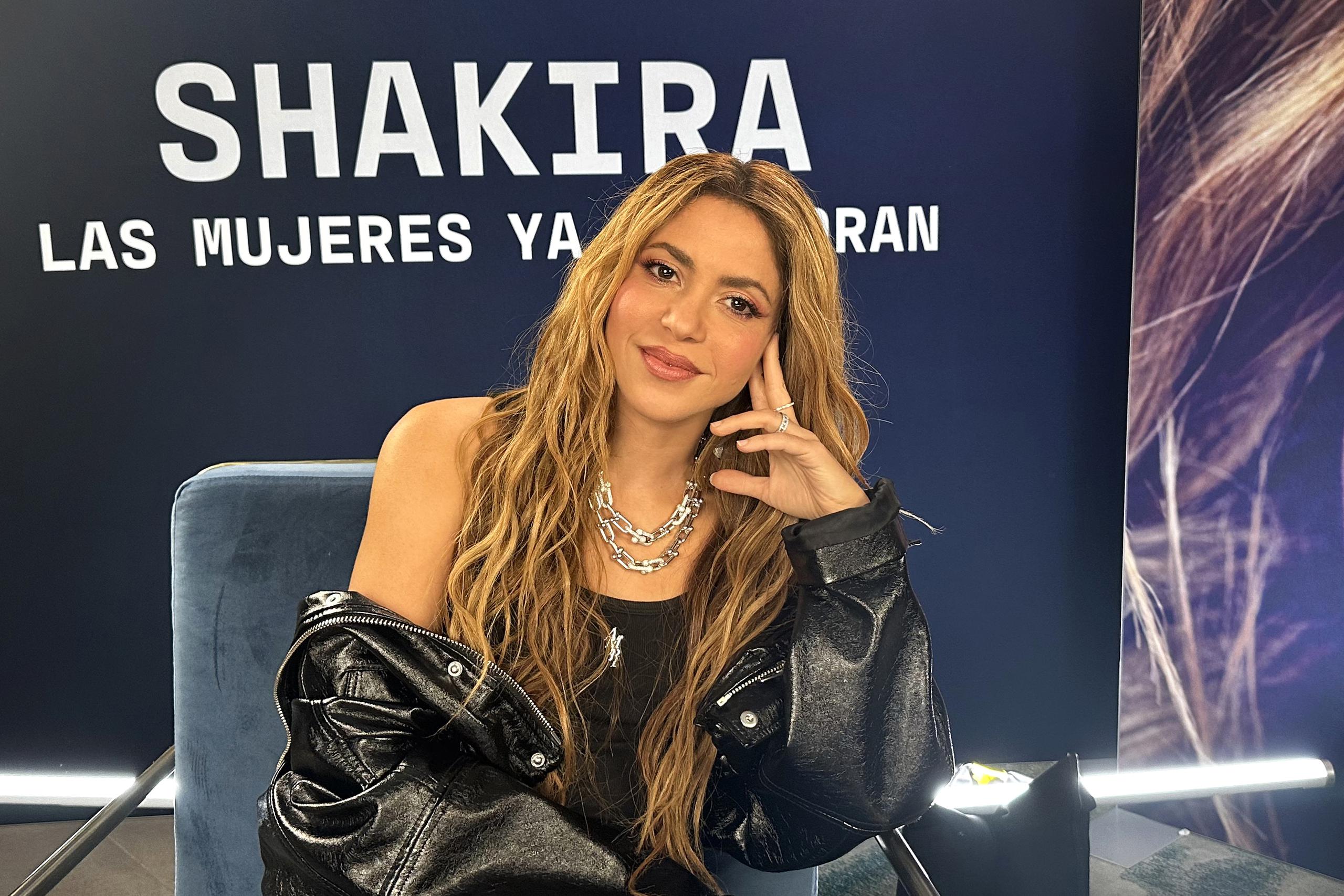 Shakira reveló que intentó grabar La Tortura con Maná, pero la banda mexicana se rehusó a esta oportunidad y, en su lugar, buscó a Alejandro Sanz.