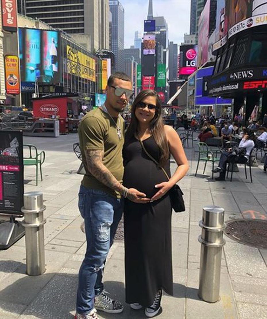 Cubs' Javier Baez, fiancée Irmarie Marquez welcome newborn son