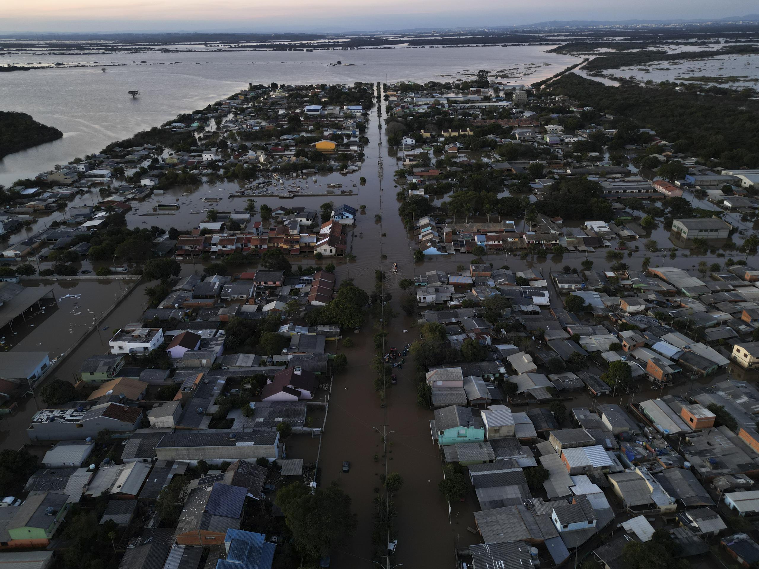 La agencia de protección civil dijo que se esperan fuertes lluvias en la mayor parte de Haití, incluida la zona afectada por el tornado, y advirtió de posibles inundaciones y corrimientos de tierra.