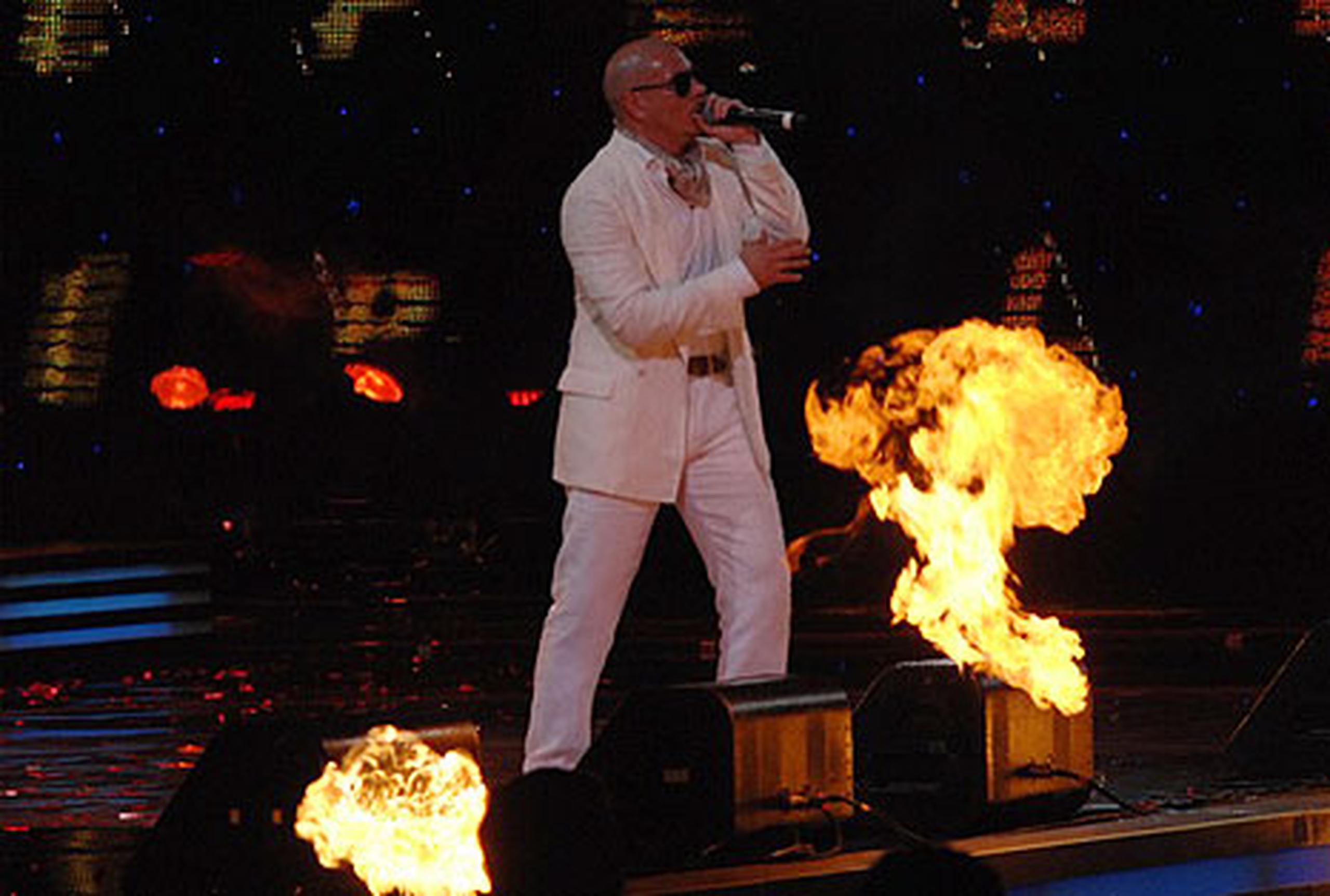 Vestido de impecable traje blanco, con pañuelo al cuello y lentes oscuros, Pitbull se paró con mucha personalidad sobre el escenario. (Para Primera Hora/Luis Martínez)