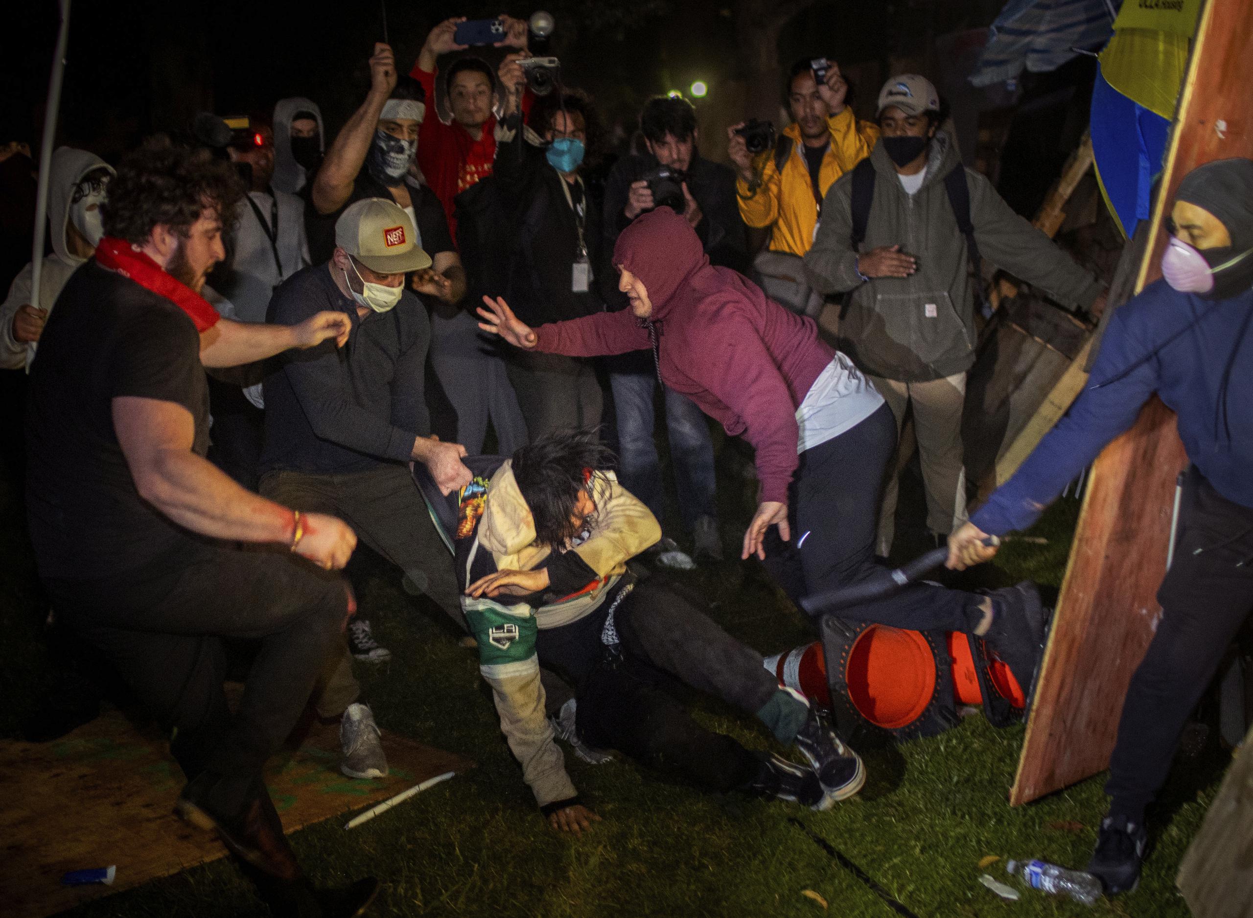 Manifestantes se enfrentan en un campamento en la UCLA la madrugada del miércoles 1 de mayo de 2024, en Los Ángeles. (AP Foto/Ethan Swope/Archivo)