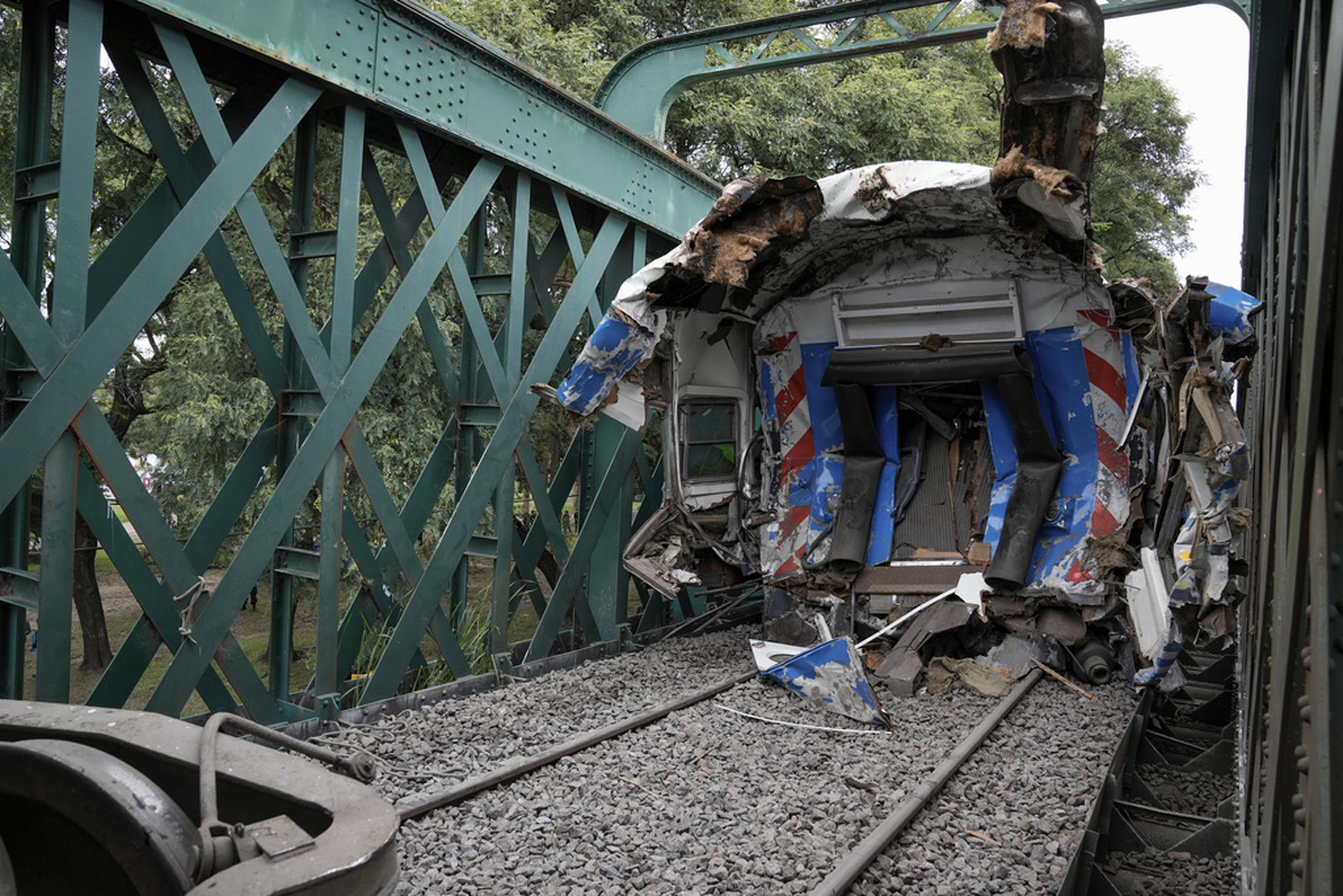 Un vagón de tren que chocó con otro se encuentra sobre las vías en Buenos Aires, Argentina, el 10 de mayo de 2024.