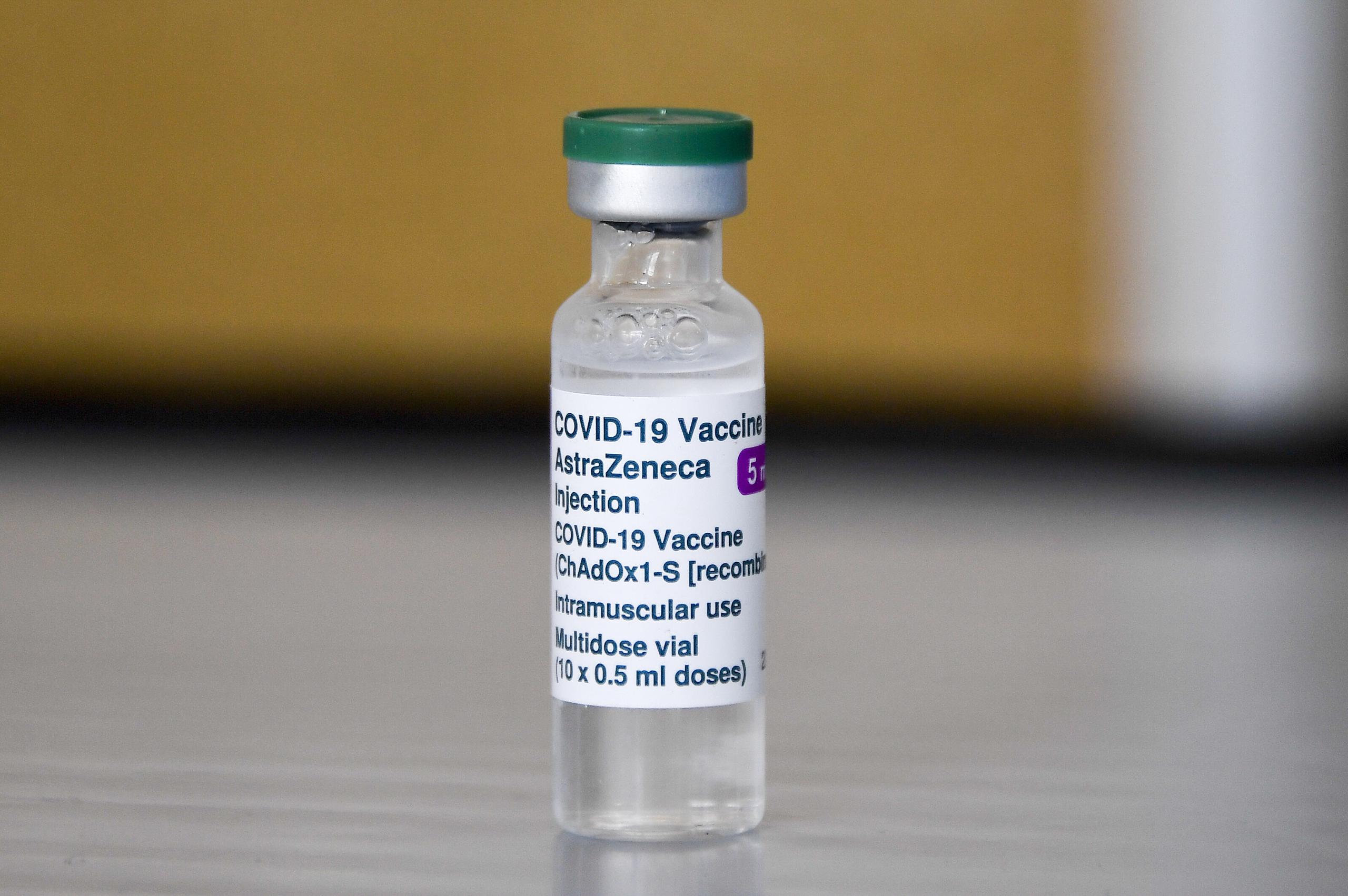 AstraZeneca intenta recuperar la confianza en una vacuna que, a pesar de haber sido utilizada en Gran Bretaña, la Unión Europea y otros países, ha sufrido algunos tropiezos durante su distribución.