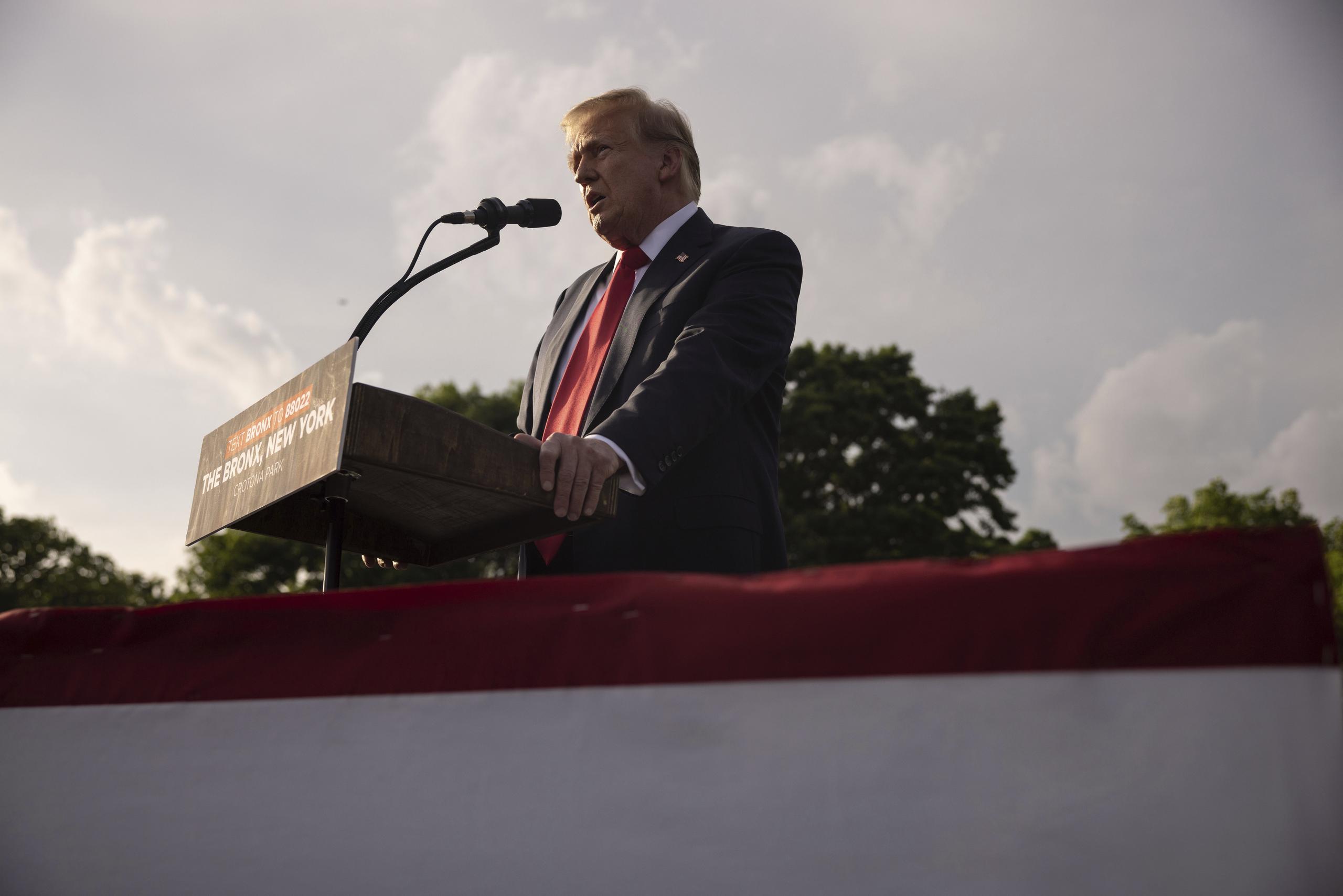 El candidato presidencial republicano Donald Trump habla durante un mitin de campaña en el distrito del Bronx, el jueves 23 de mayo de 2024, en Nueva York. (AP Foto/Yuki Iwamura)
