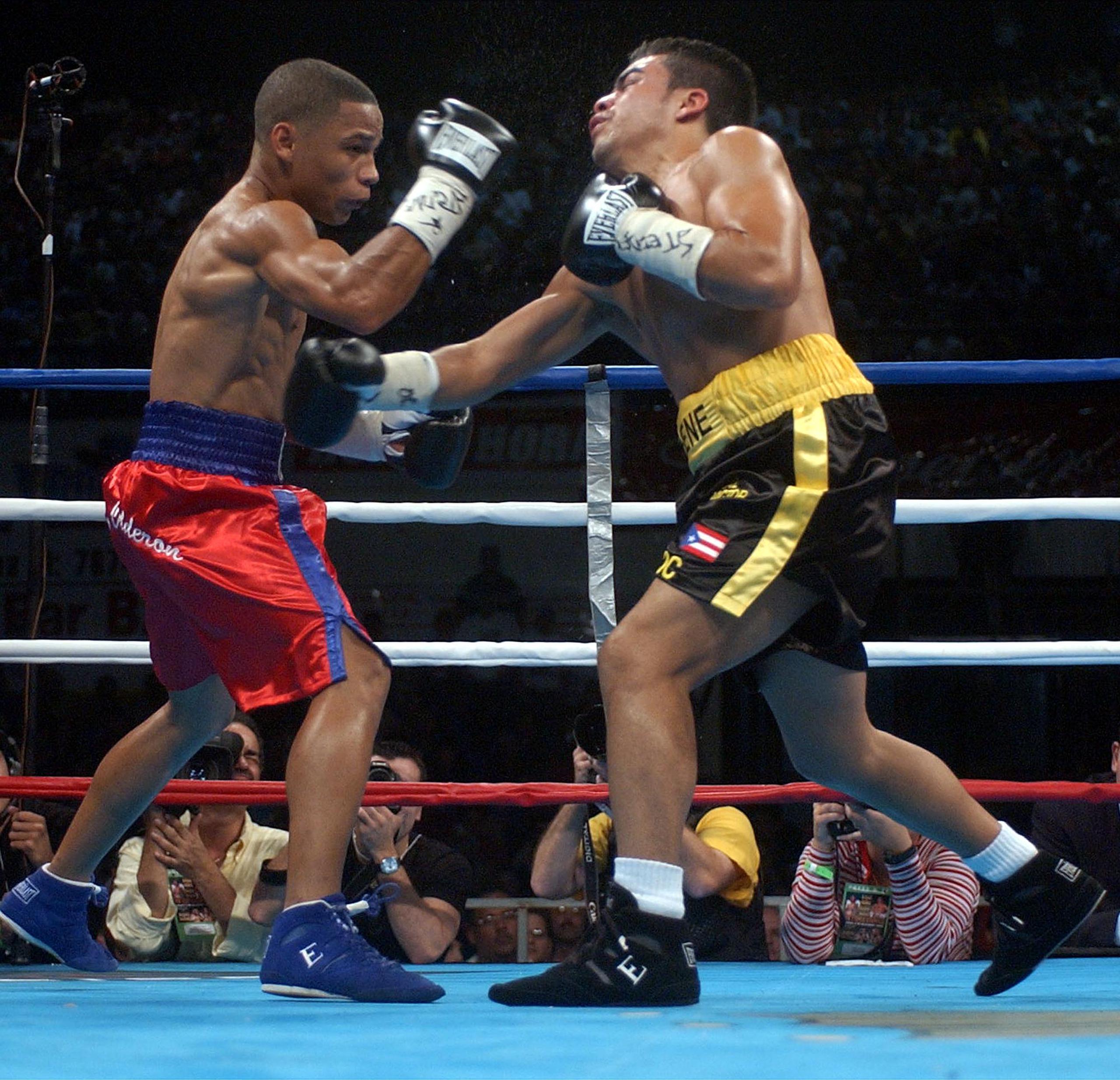 En el 2003, Iván Calderón superó a Alex Sánchez por decisión unánime para retener la faja de la Organización Mundial de Boxeo (OMB), versión de las 105 libras.