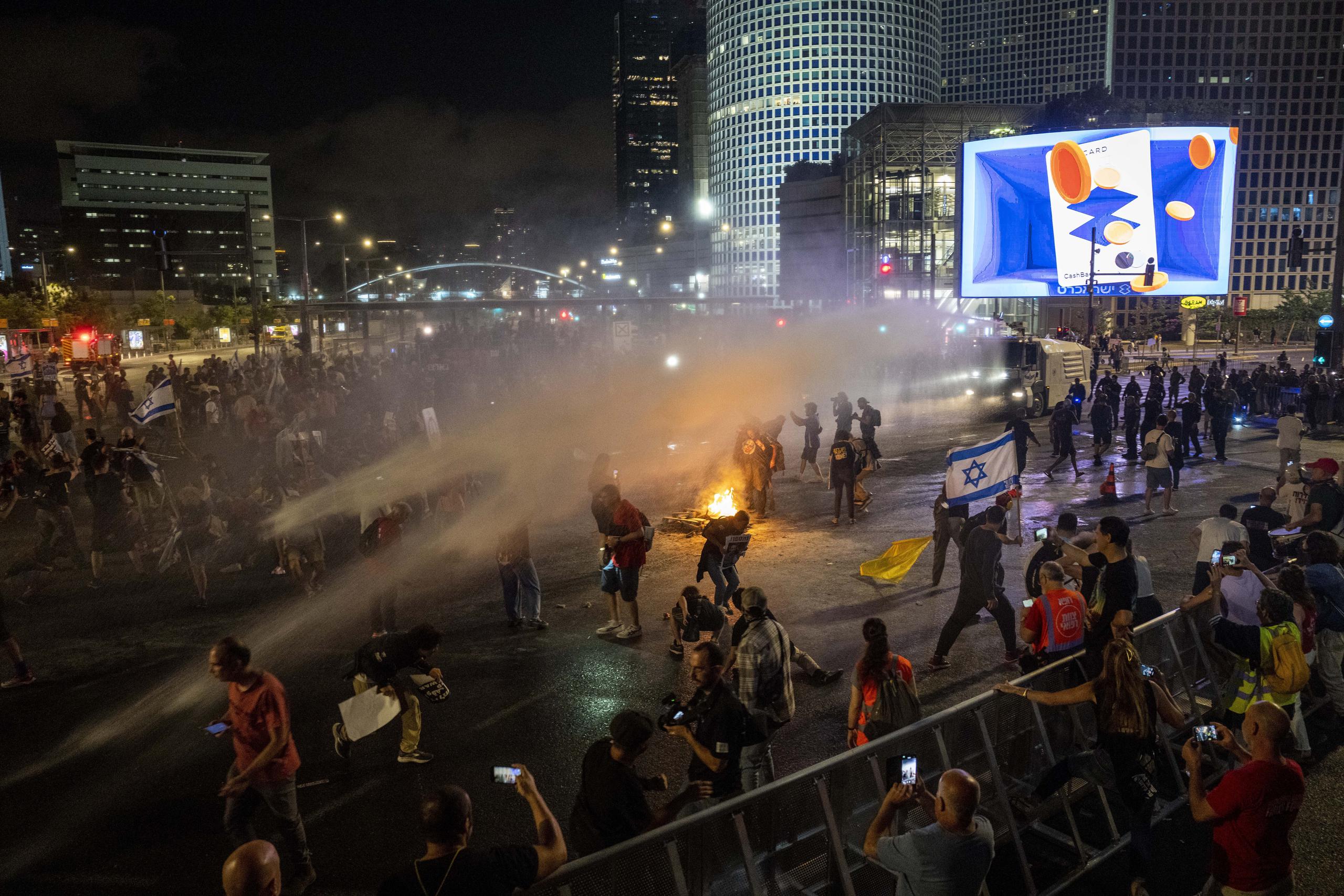 La policía israelí utiliza cañones de agua para dispersar a los manifestantes durante una protesta contra el gobierno del primer ministro israelí, Benjamin Netanyahu, y pidiendo la liberación de los rehenes retenidos en la Franja de Gaza.