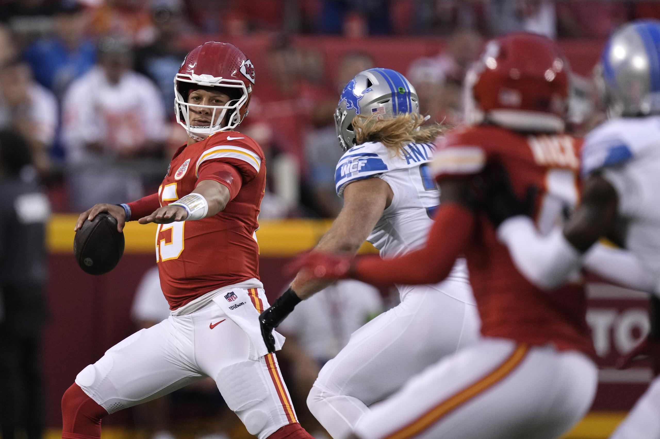 Chiefs inician la defensa del campeonato de NFL con un revés ante