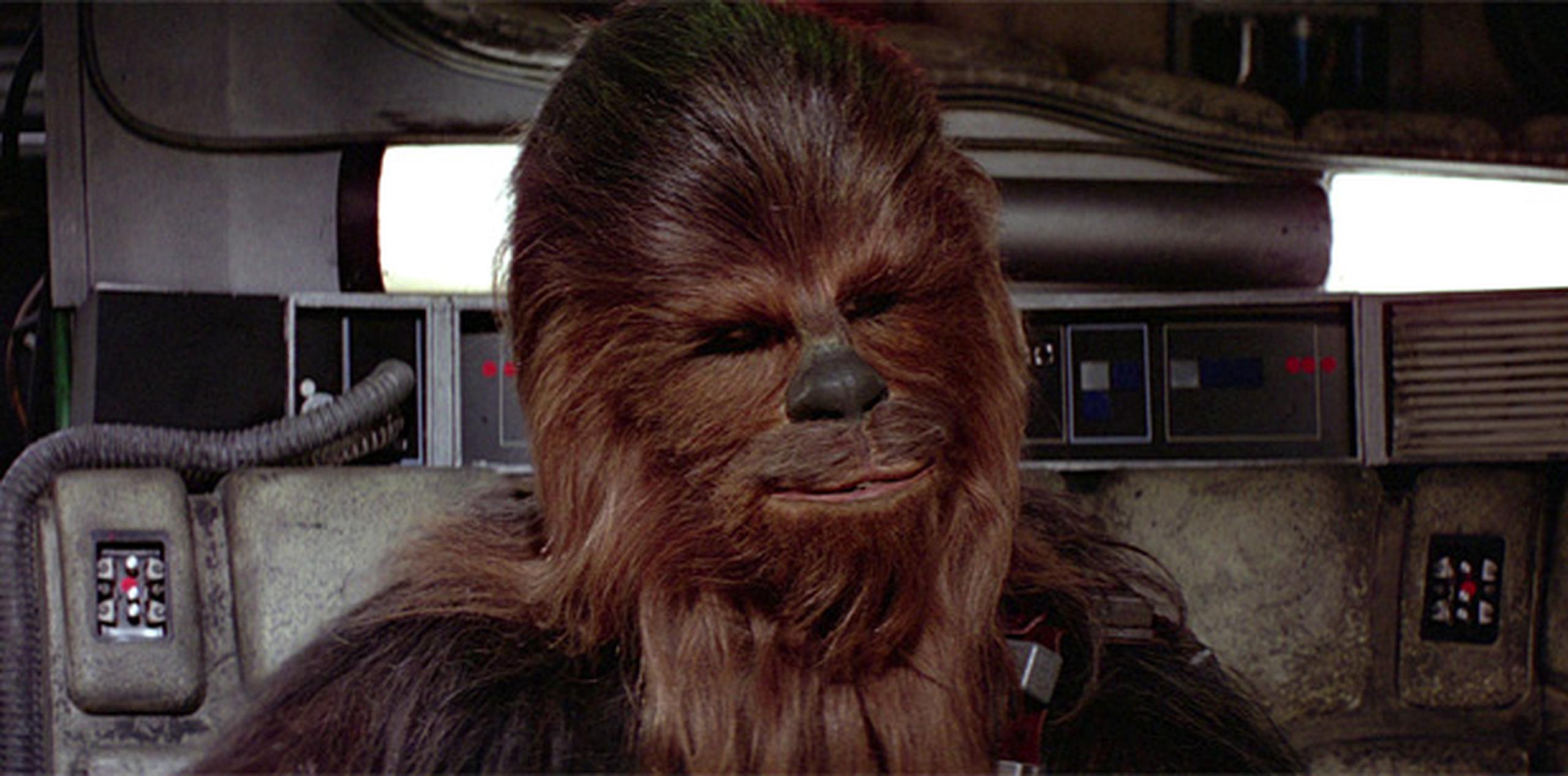 Peter Mayhew, de 69 años, encarnó al peludo copiloto de Han Solo en la trilogía que empezó en 1977 y repitió como Chewbacca en la precuela "Revenge of the Sith" (2005).