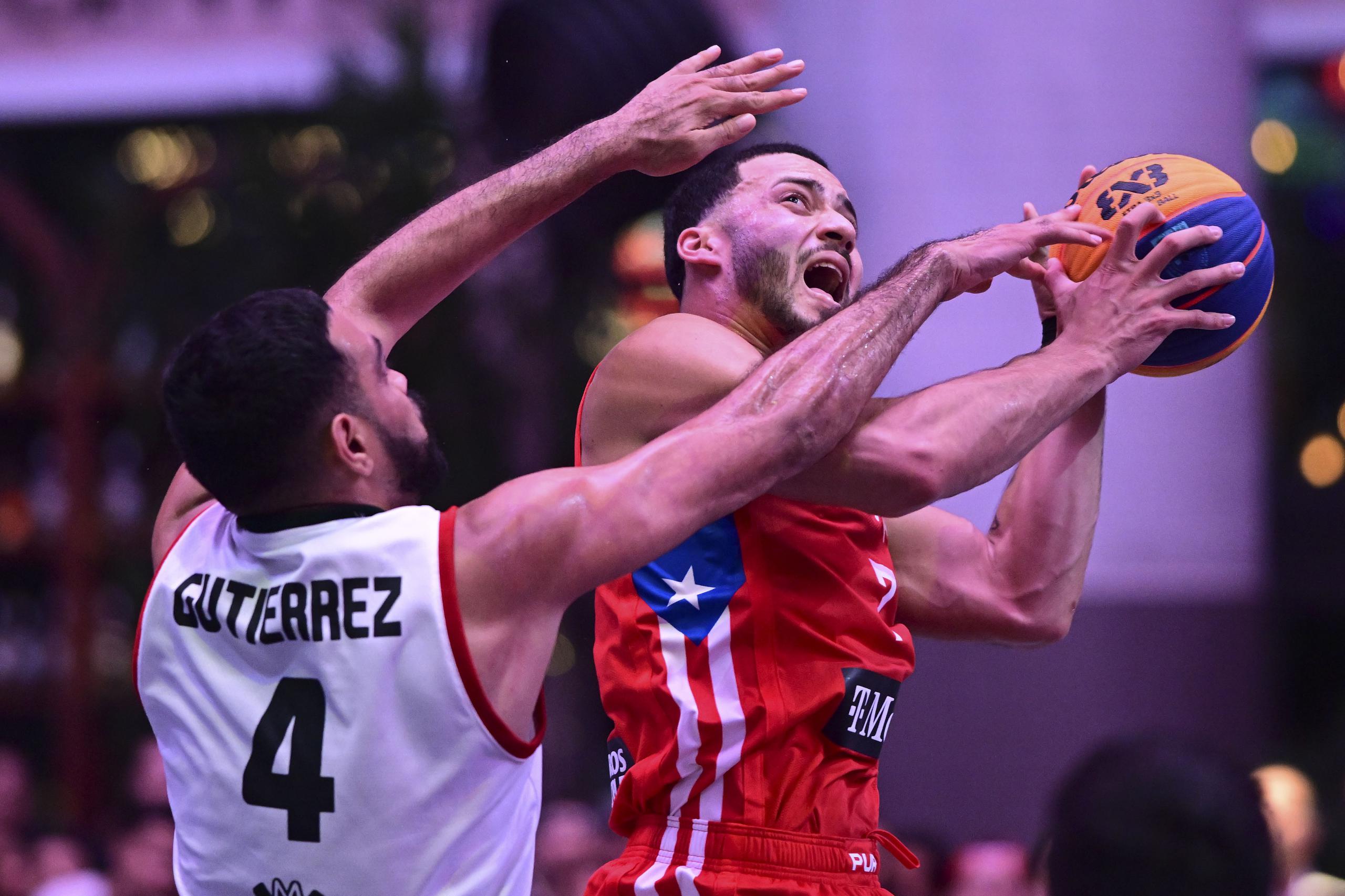 Adrián Ocasio ataca el canasto durante el torneo AmeriCup de baloncesto 3x3, que se celebró en el Distrito T-Mobile.