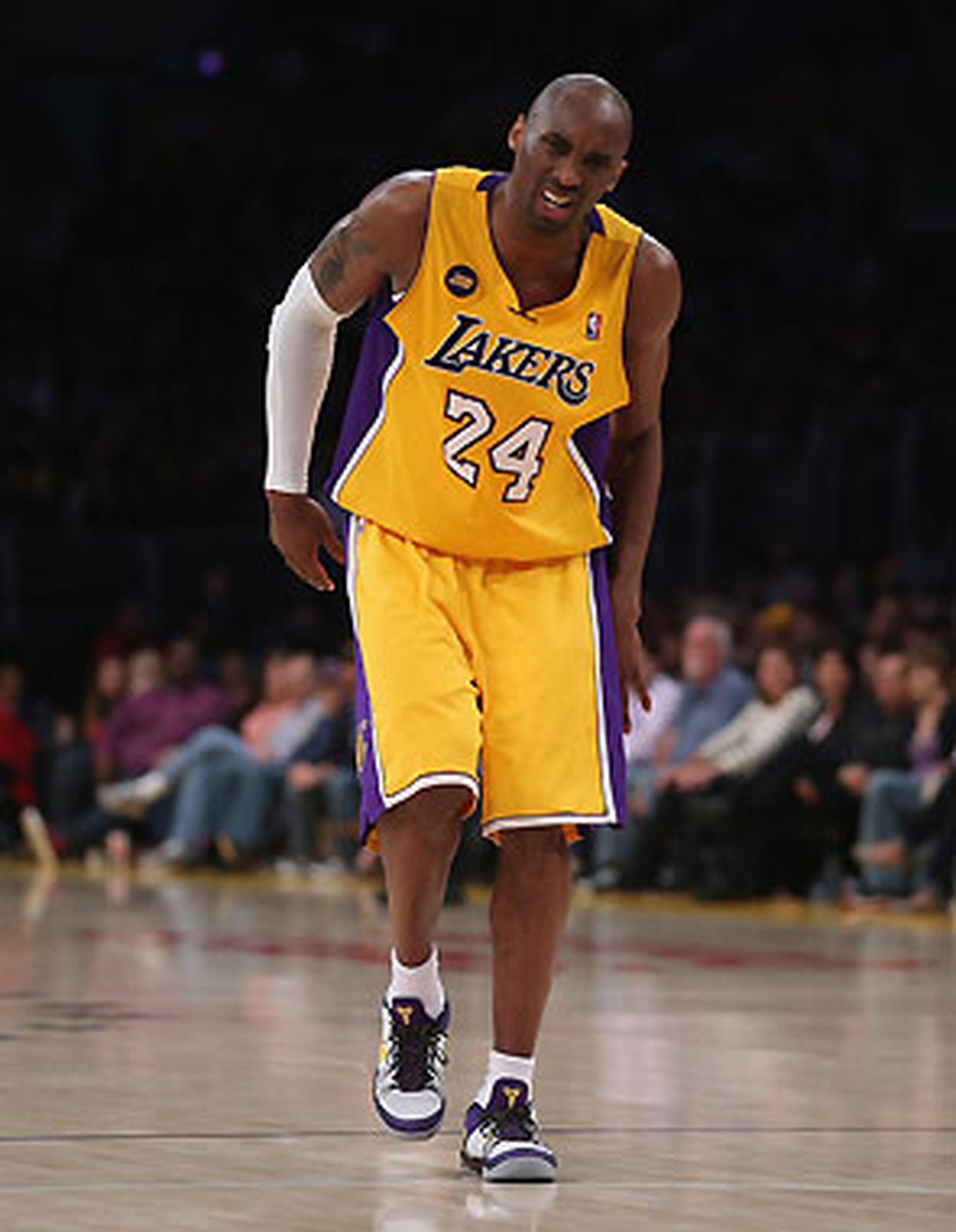 Durante el partido en el que los Lakers ganaron 118-116 a los Warior, Bryant había anotado 34 puntos antes de lesionarse, cuando quedaba 3:08 minutos para el final. (AFP / Jeff Gross)