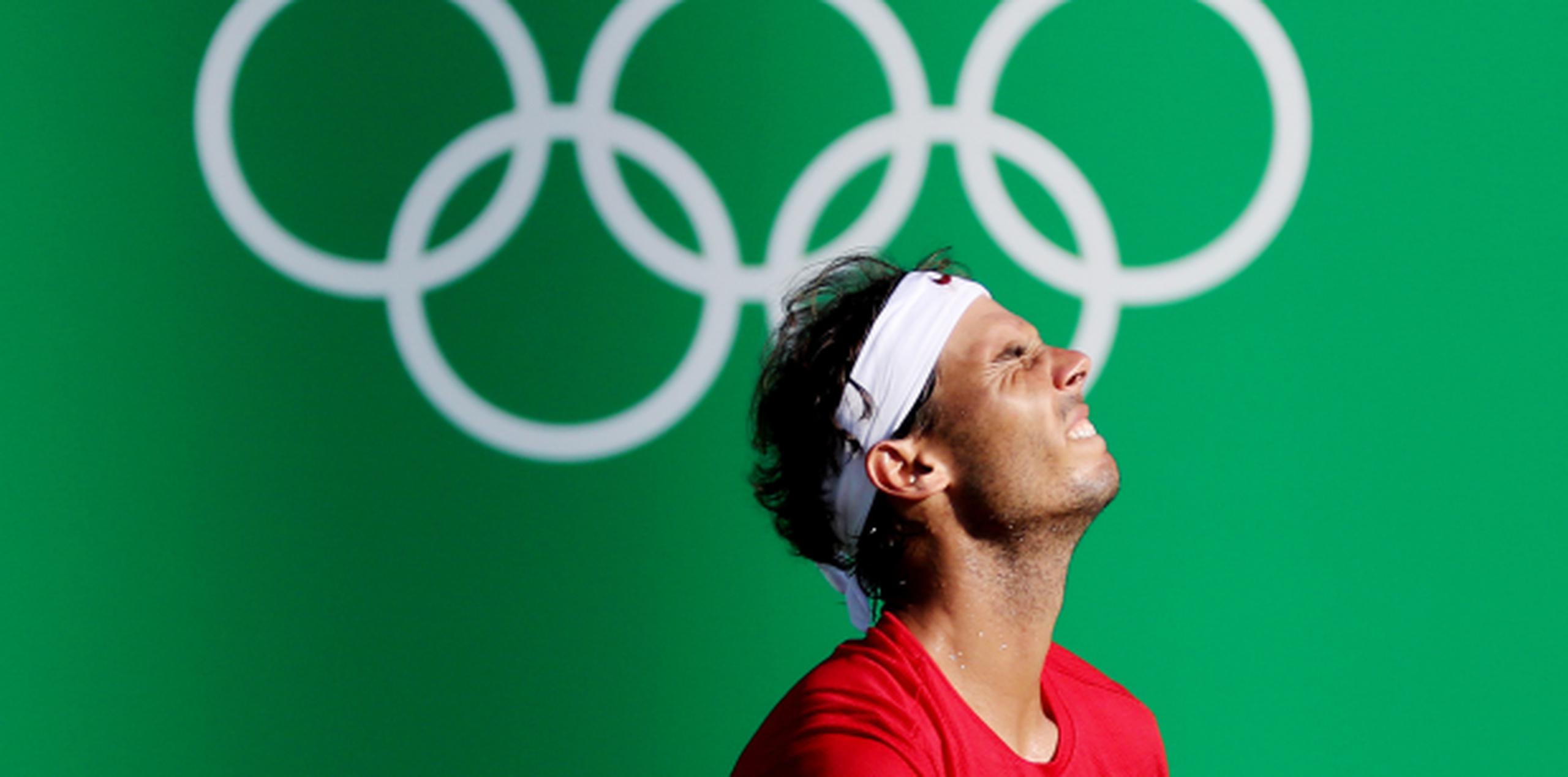 Rafael Nadal reacciona frustrado durante el partido ante Kei Nishikori por la medalla de bronce de Río 2016. (EFE/LEONARDO MUÑOZ)

