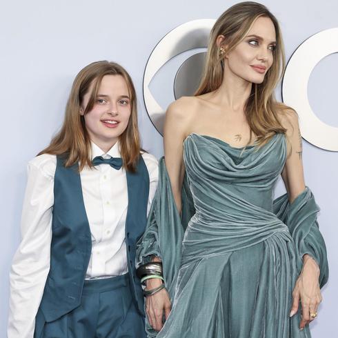 Sorpresiva alfombra roja: Angelina Jolie aparece con su hija y Brooke Shields se bota en Crocs