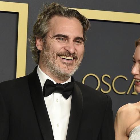 Coronan A Ren E Zellweger Y Joaquin Phoenix En Los Oscar Videos Primera Hora