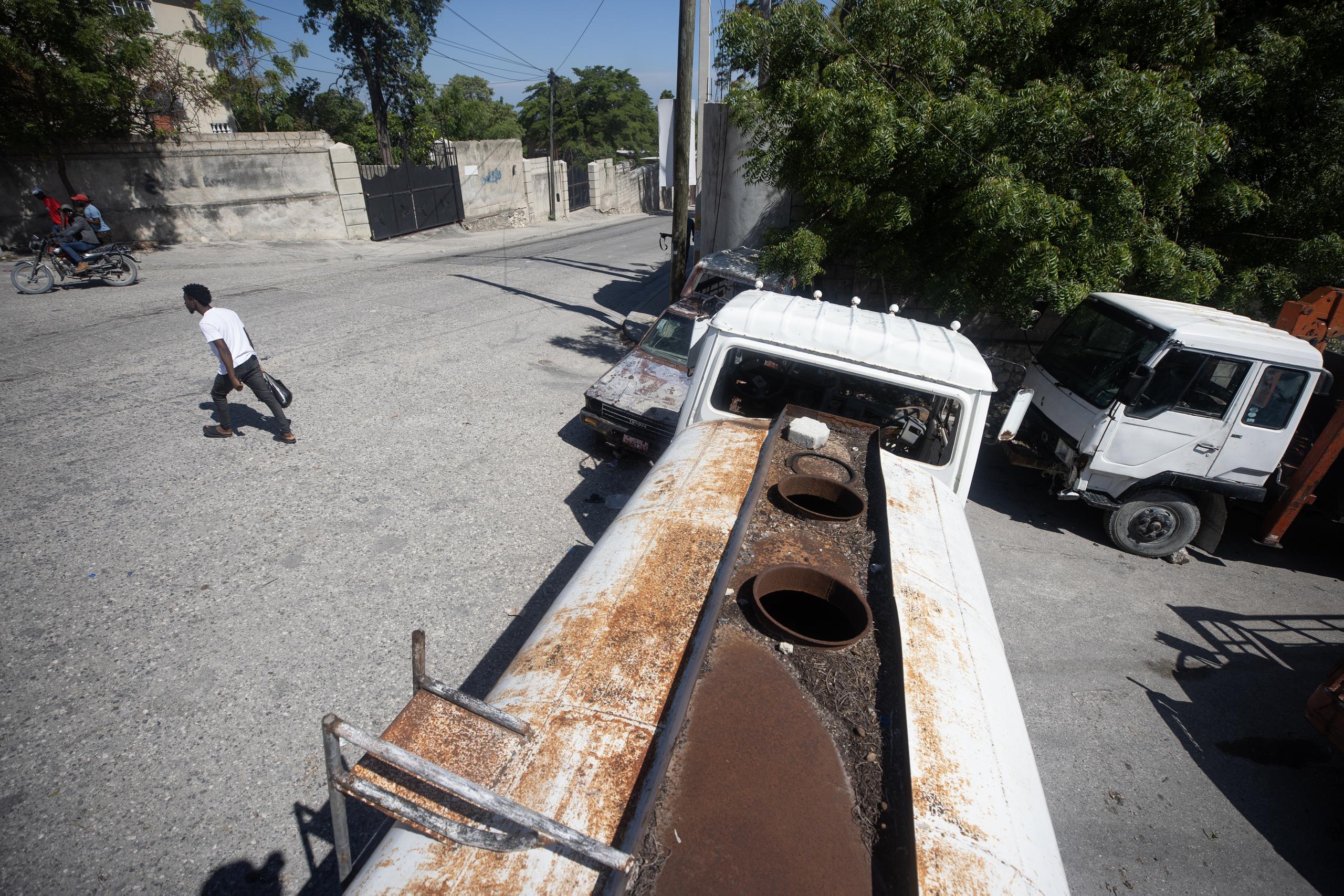 Los residentes de algunos vecindarios en Puerto Principe, han recurrido a bloquear las calles para evitar el acceso de los pandilleros que prácticamente ejercen control de la capital haitiana.