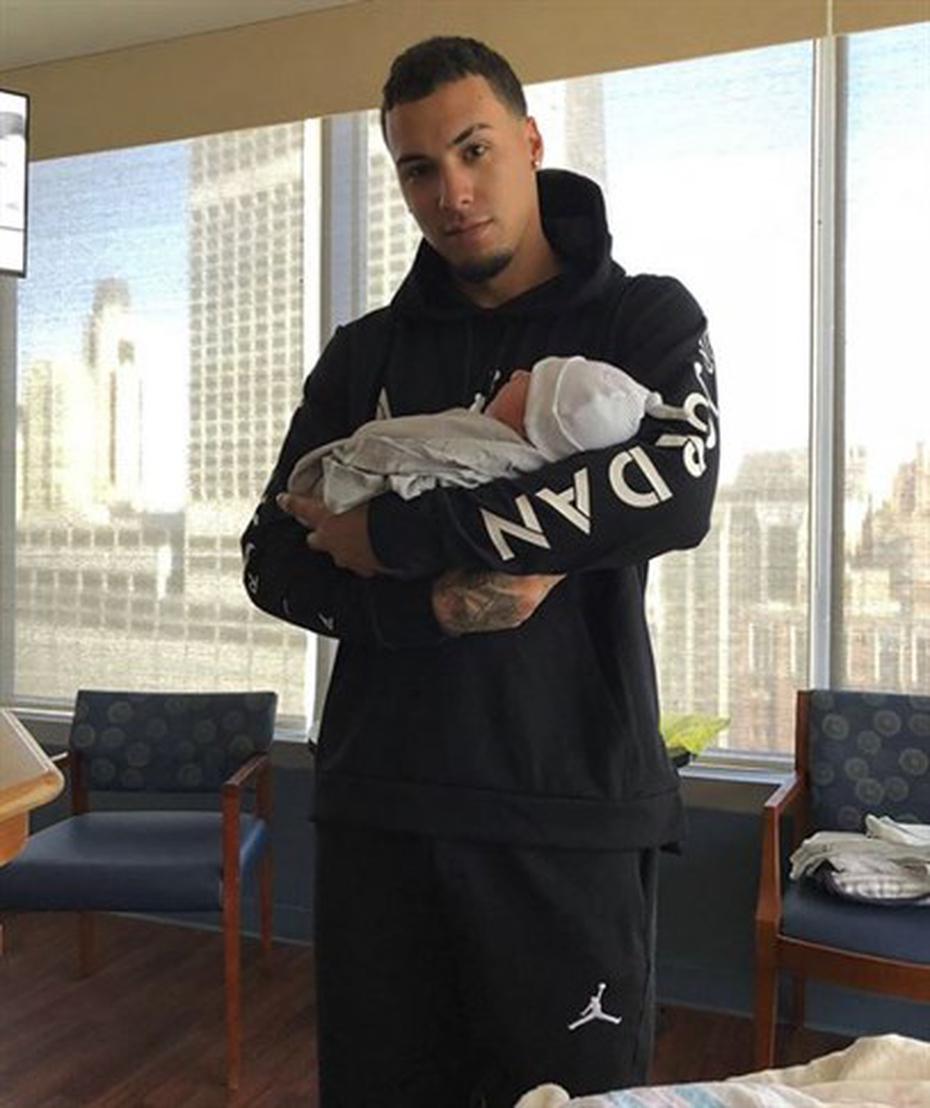 Cubs' Javier Baez, fiancée Irmarie Marquez welcome newborn son