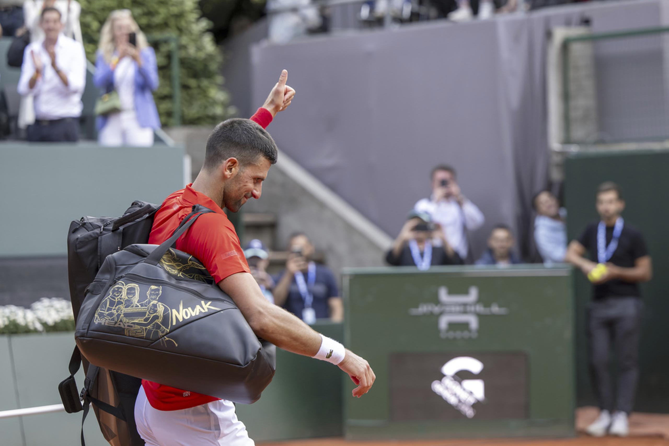 El serbio Novak Djokovic abandona la cancha tras perder la semifinal del Abierto de Ginebra ante el checo Tomas Machac.