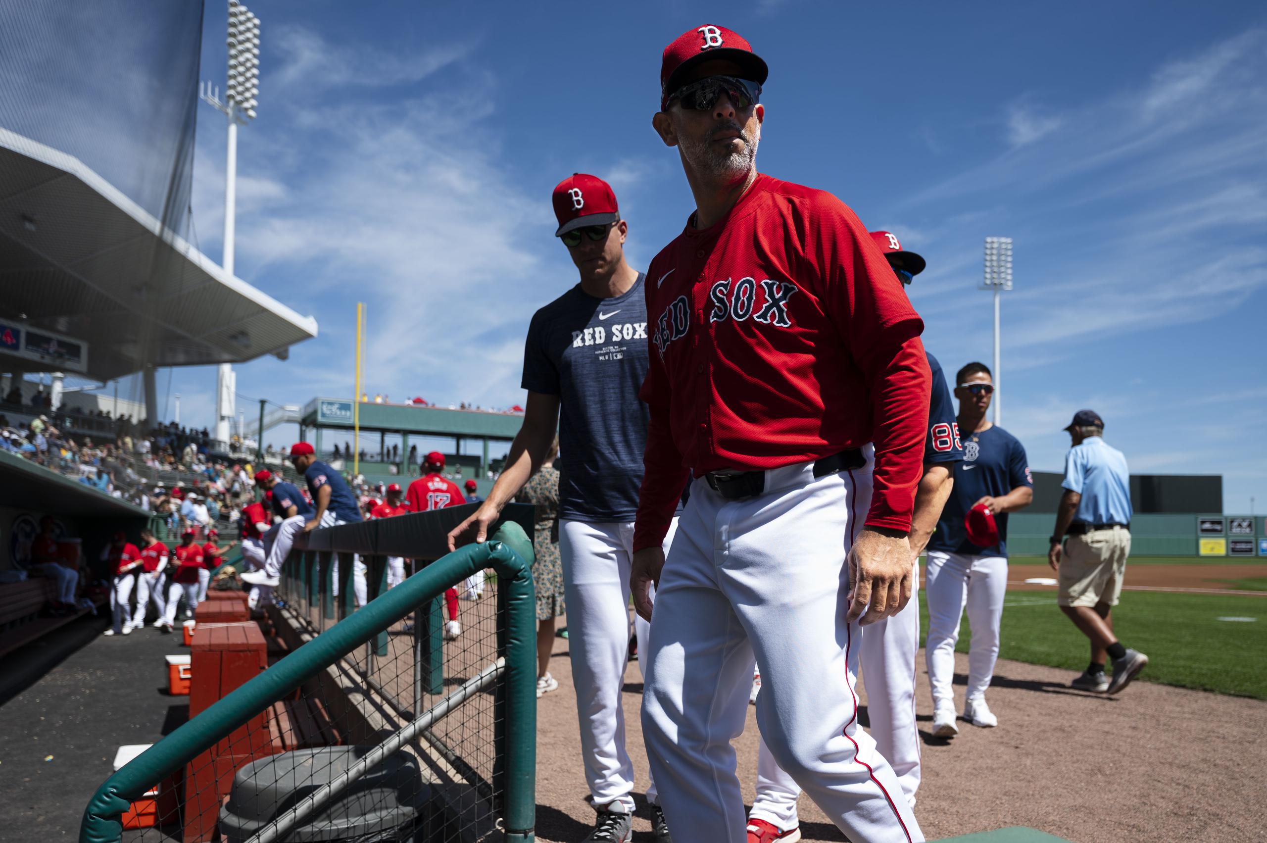 El mánager de los Red Sox de Boston, Alex Cora, durante un partido en los entrenamientos de primavera 2024. 
