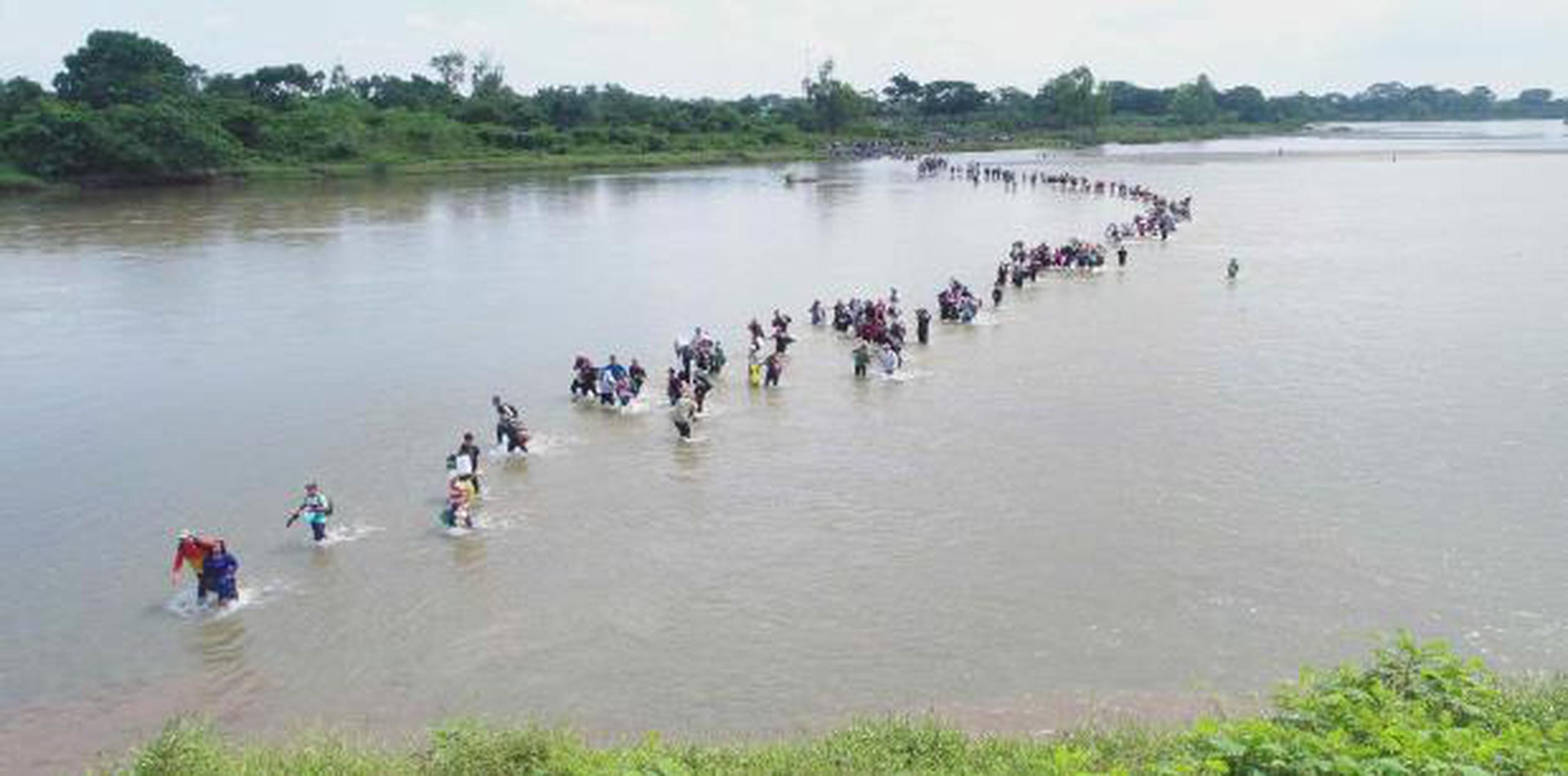 Migrantes salvadoreños cruzan el río Suchiate, que ejerce de frontera entre Guatemala y México, el pasado 2 de noviembre. (AP / Oscar Rivera)