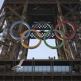Los anillos olímpicos ya cuelgan sobre la icónica Torre Eiffel, en París