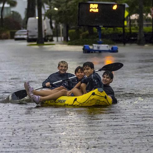 Fuertes lluvias dejan serias inundaciones en Florida