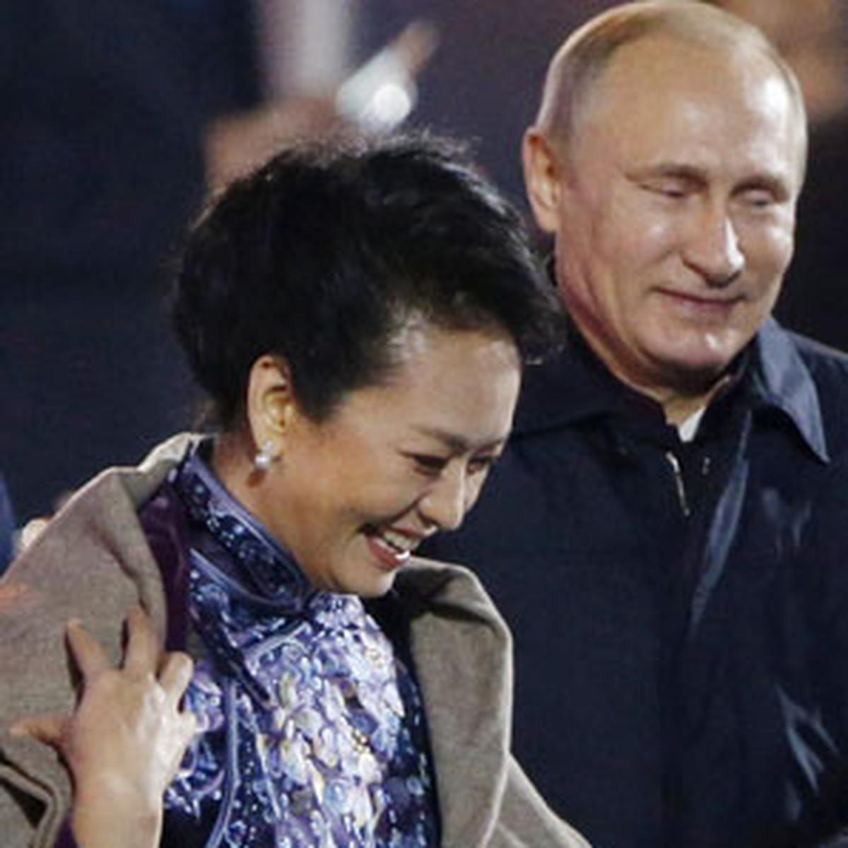 China censura imagens de Putin a oferecer casaco a primeira-dama