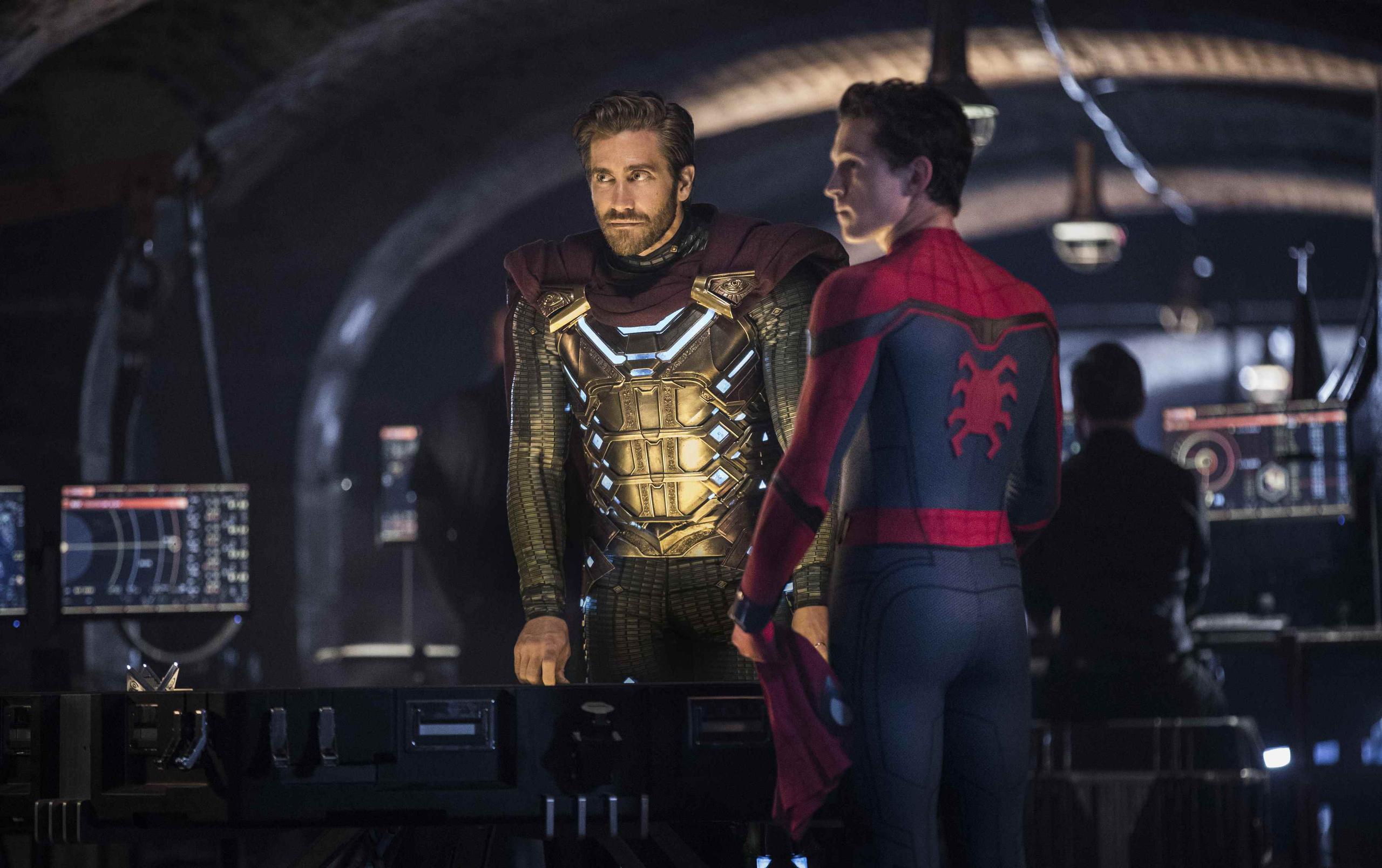 Esta imagen lanzada por Sony Pictures muestra, desde la izquierda, a Numan Acar, Tom Holland y Jacky Gyllenhaal en una escena de "Spider-Man: Far From Home". (AP)