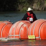 Texas tendrá que remover la barrera antiinmigrantes instalada en el Río Grande
