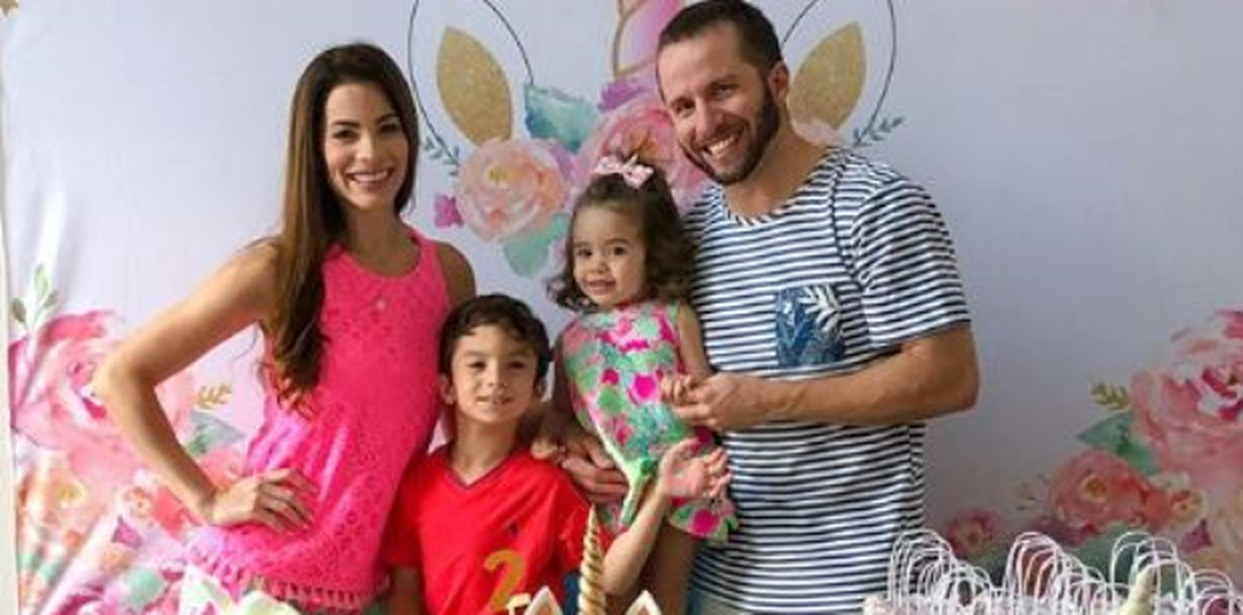 Viviana Ortiz Y Jj Barea Le Cantan Cumpleaños A La Pequeña Paulina Primera Hora 7254