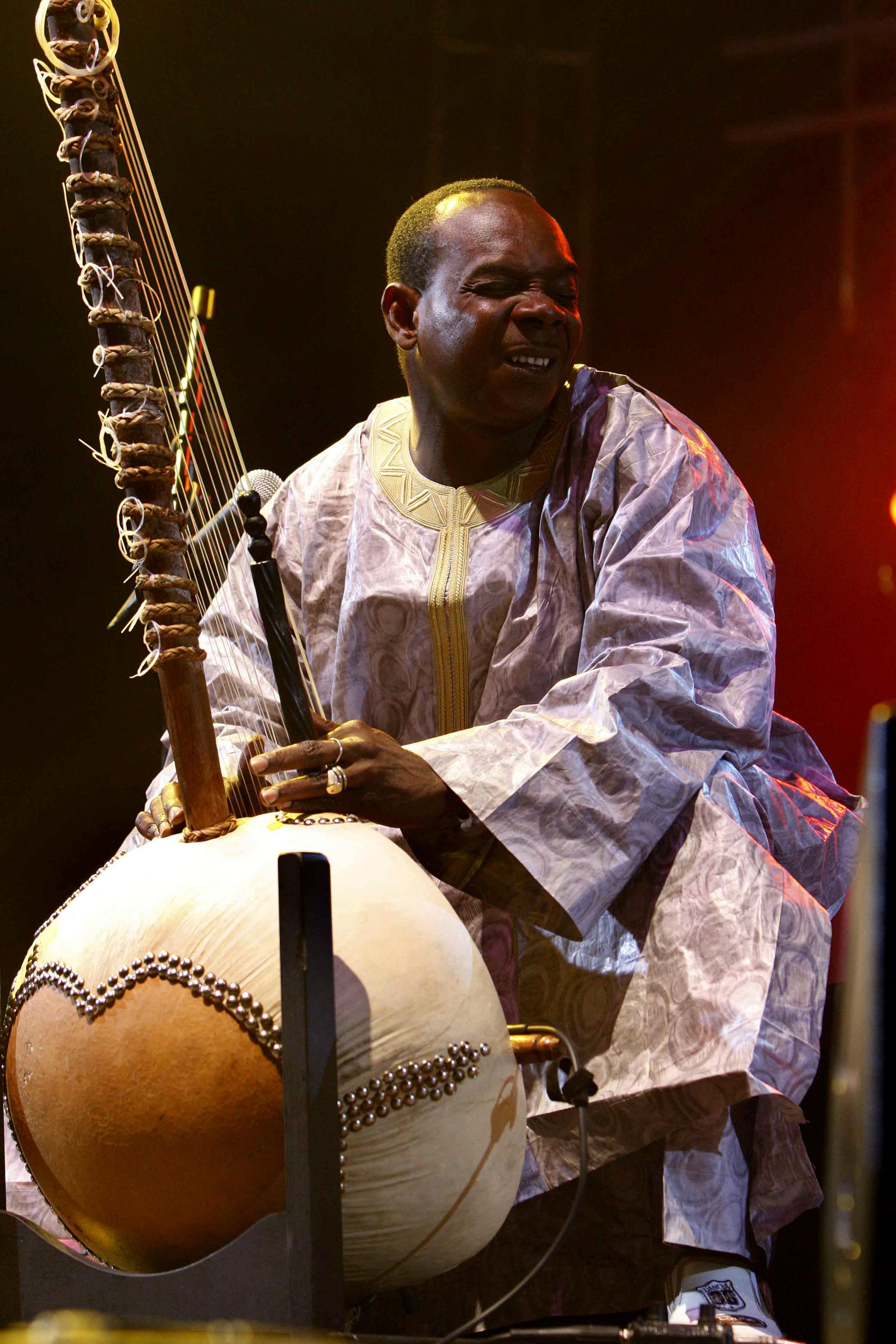 El músico malí Toumani Diabaté, uno de los mejores intérpretes de kora (instrumento tradicional africano).