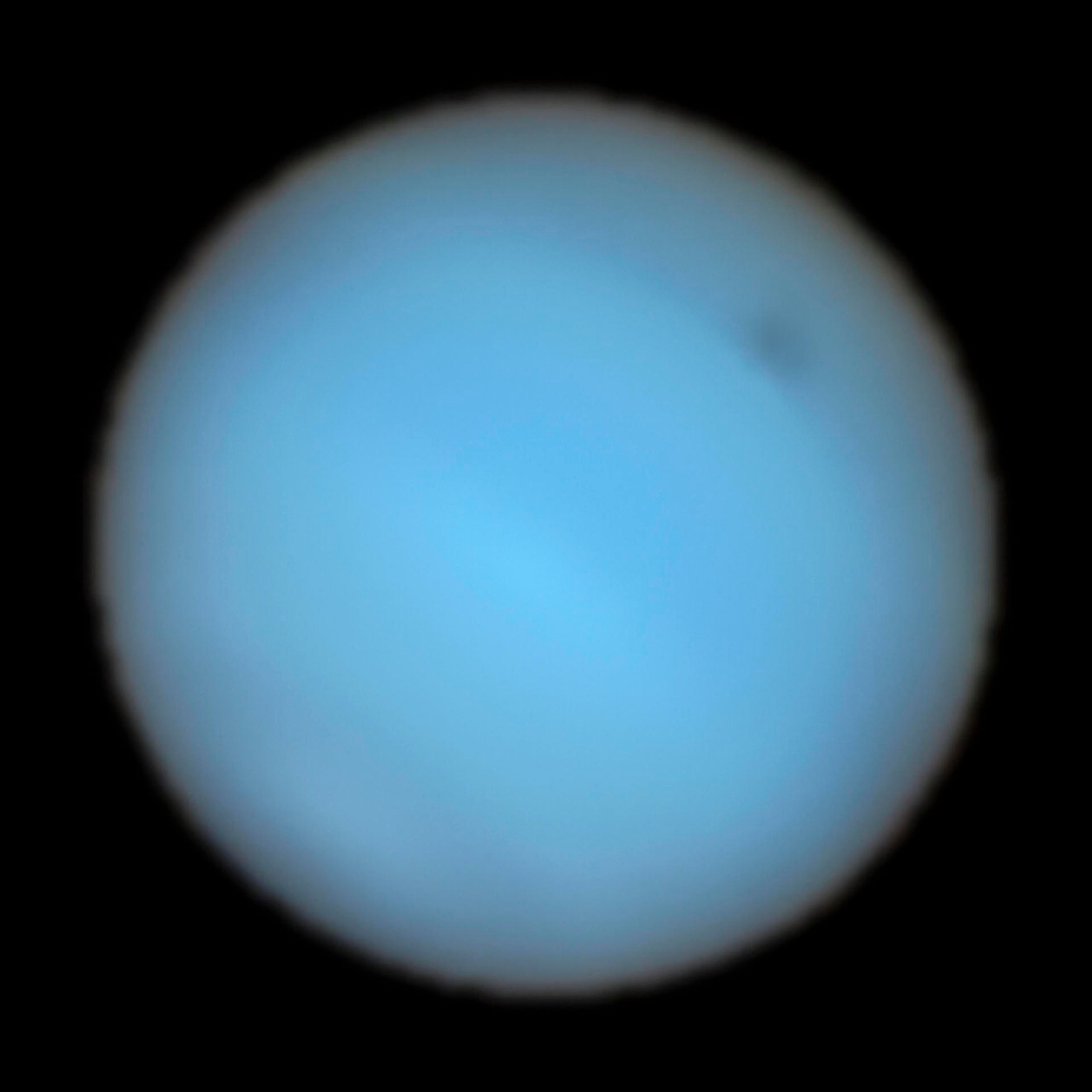 Observan por primera vez desde la Tierra una mancha oscura en Neptuno ...