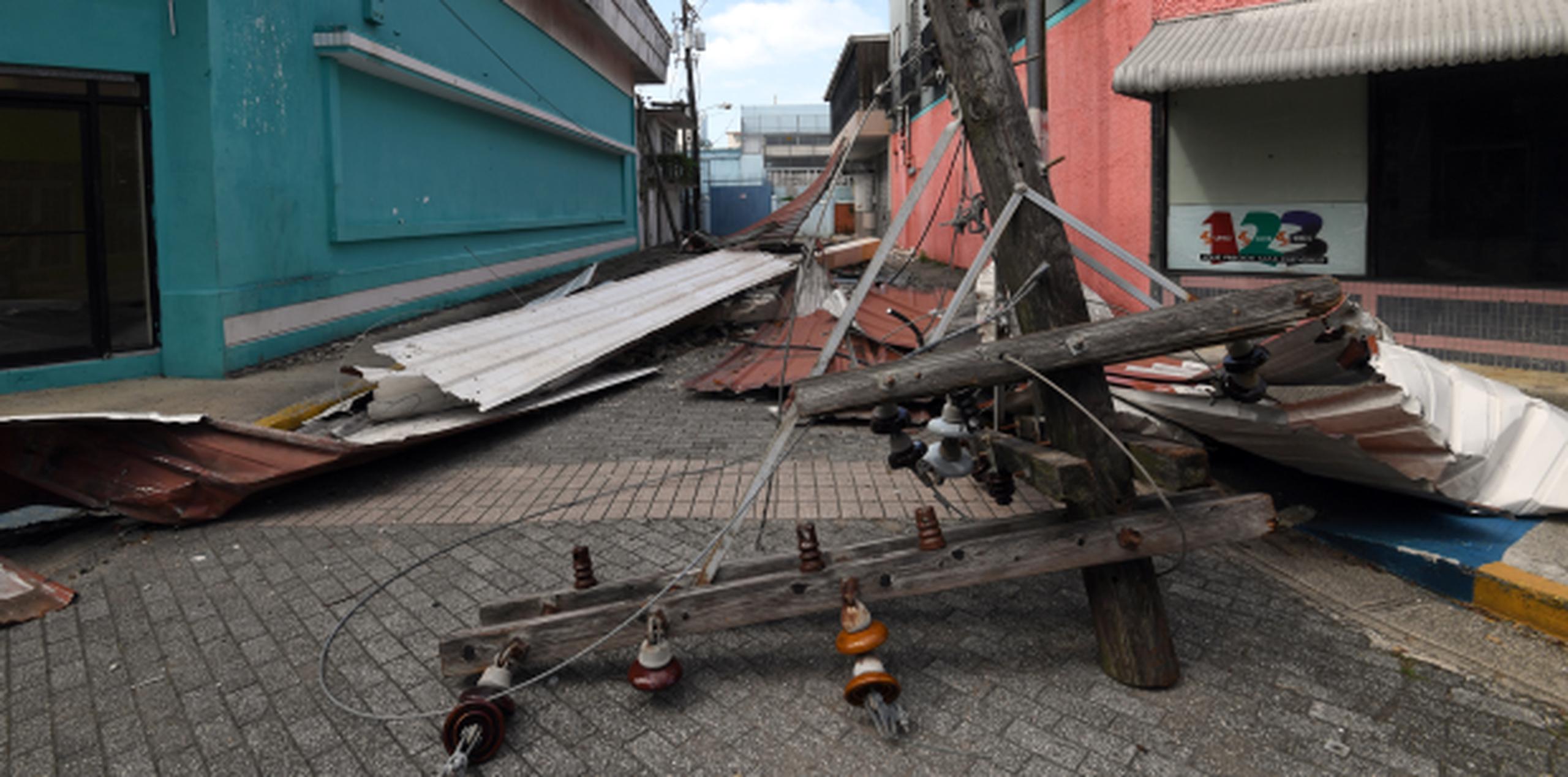 Aún queda gran parte del tendido eléctrico literalmente en el piso, como este poste en Manatí, pero Santos tiene cálculos más optimistas que otros que han surgido sobre la recuperación de AEE. (andre.kang@gfrmedia.com)