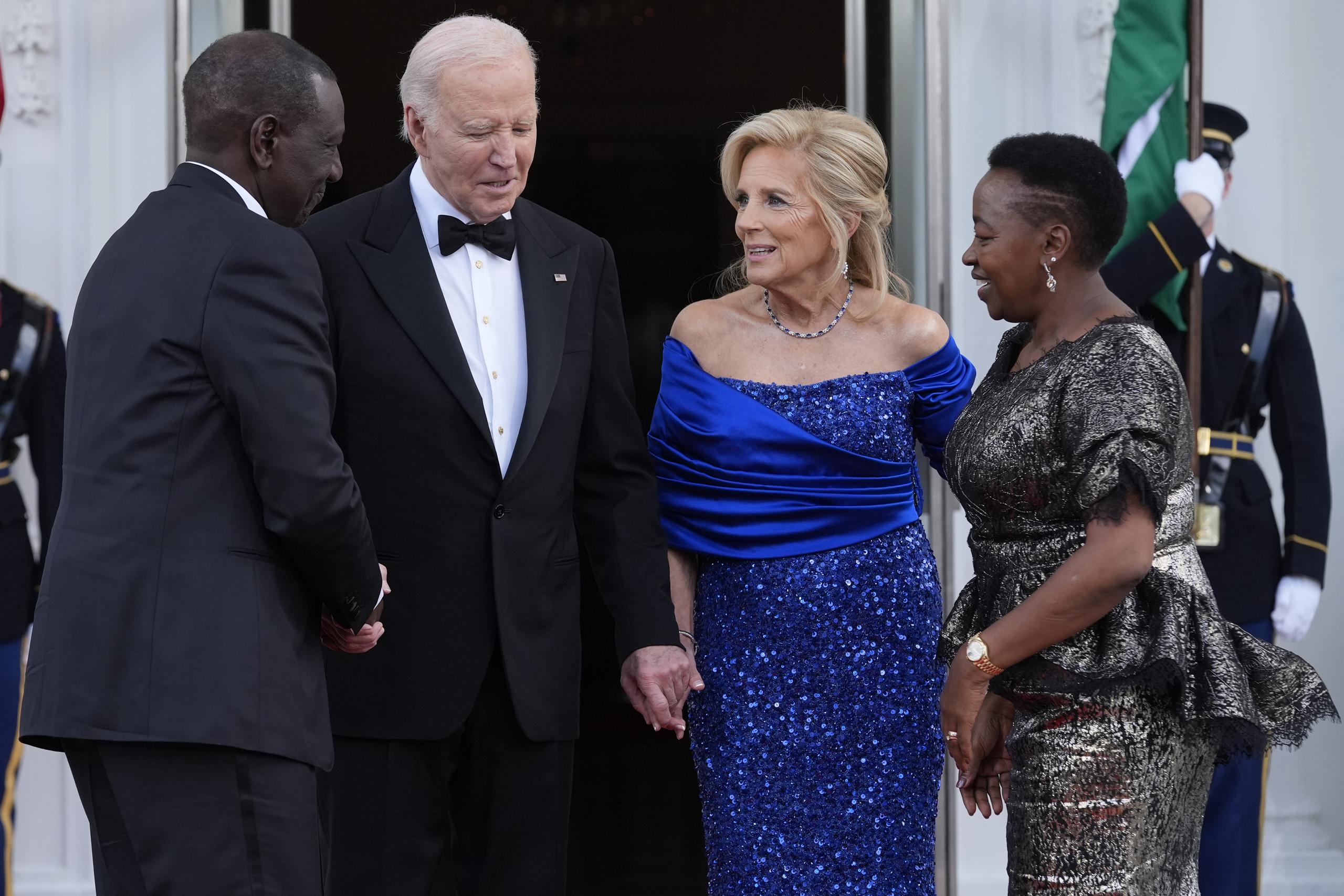 Las expresiones de Biden se produjeron en el contexto de la visita del presidente de Kenia, William Ruto a los Estados Unidos, quien fue agasajado el miércoles con una cena de estado.