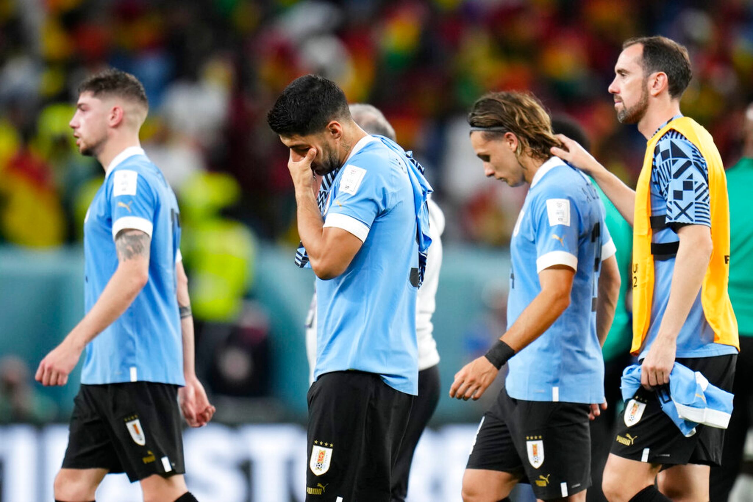 Luis Suárez de Uruguay llora después del partido de fútbol del grupo H de la Copa Mundial entre Ghana y Uruguay, en el estadio Al Janoub en Al Wakrah, Qatar, el viernes 2 de diciembre de 2022.