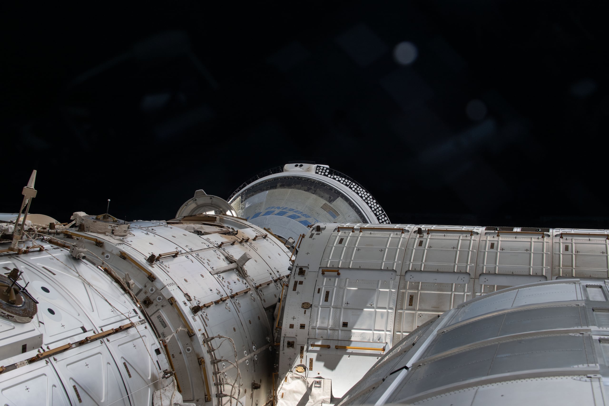 El Starliner está anclado al módulo Harmony de la EEI y tenía previsto permanecer una semana en este laboratorio orbital antes de emprender el retorno, el 14 de junio, lo que no ocurrió.
