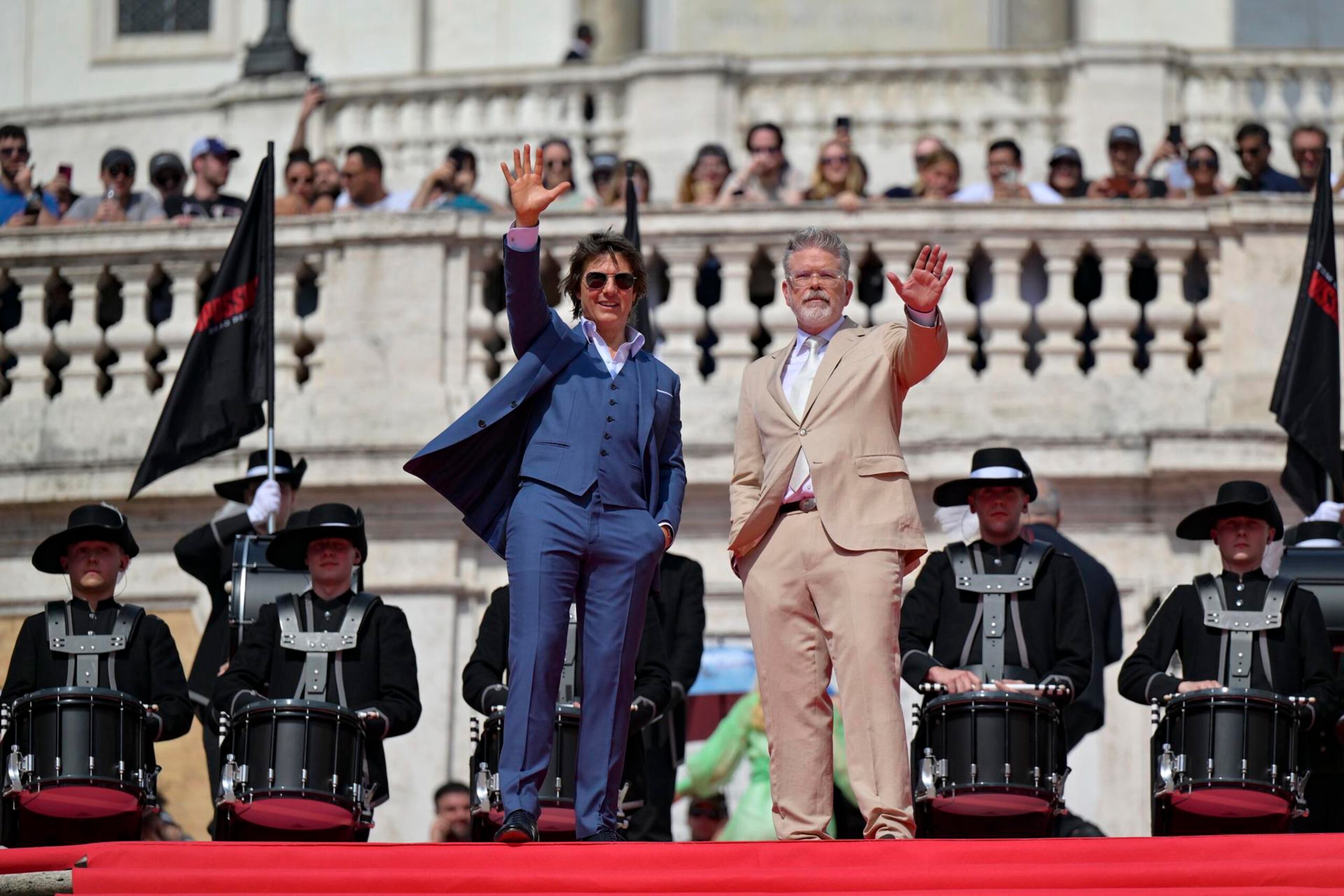 Tom Cruise y el cineasta estadounidense Christopher McQuarrie posan durante un "photocall" para la película "Mission: Impossible - Dead Reckoning Part 1" en la Plaza de España en Roma, Italia, el 19 de junio de 2023.
