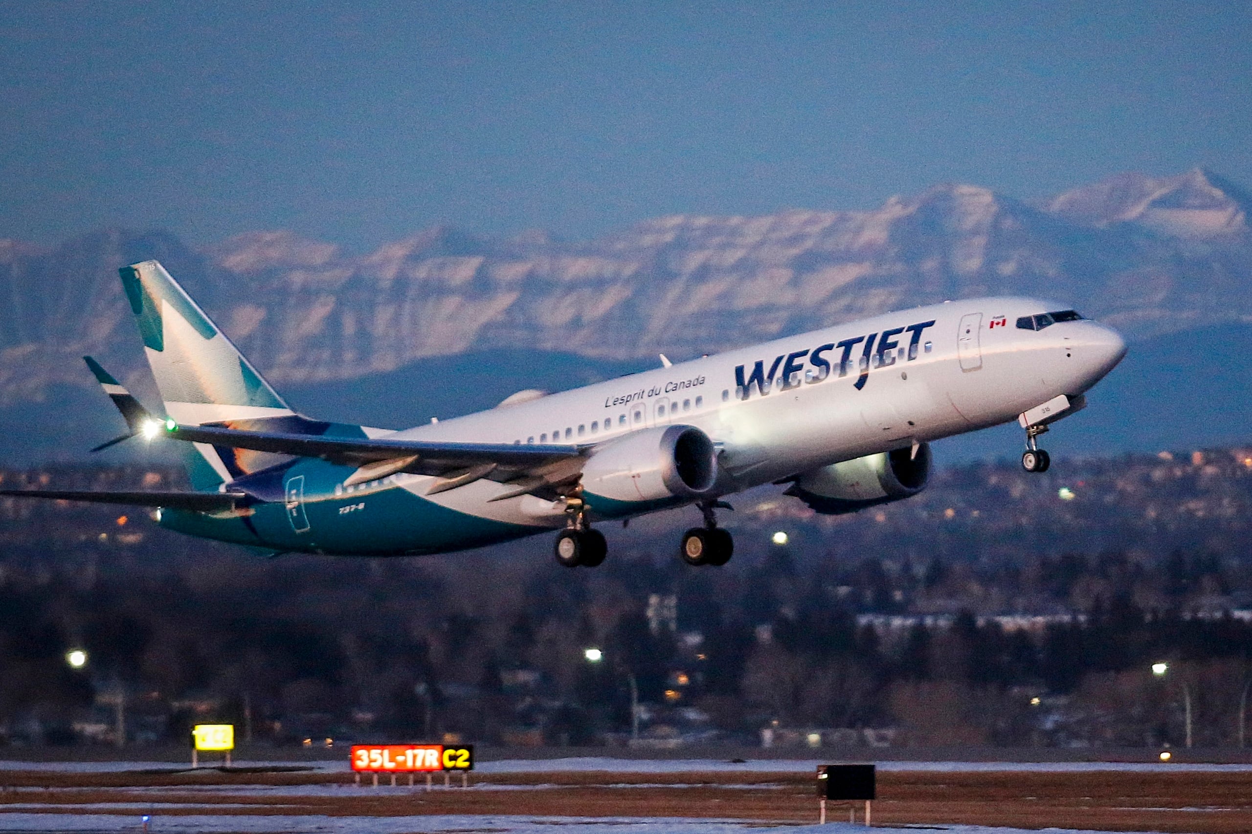 Un avión de WestJet despega en Calgary, Alberta, el 21 de enero de 2021. Mecánicos de la compañía aérea canadiense WestJet  iniciaron una huelga, que provocó la cancelación de 407 vuelos. (Jeff McIntosh/The Canadian Press via AP, Archivo)