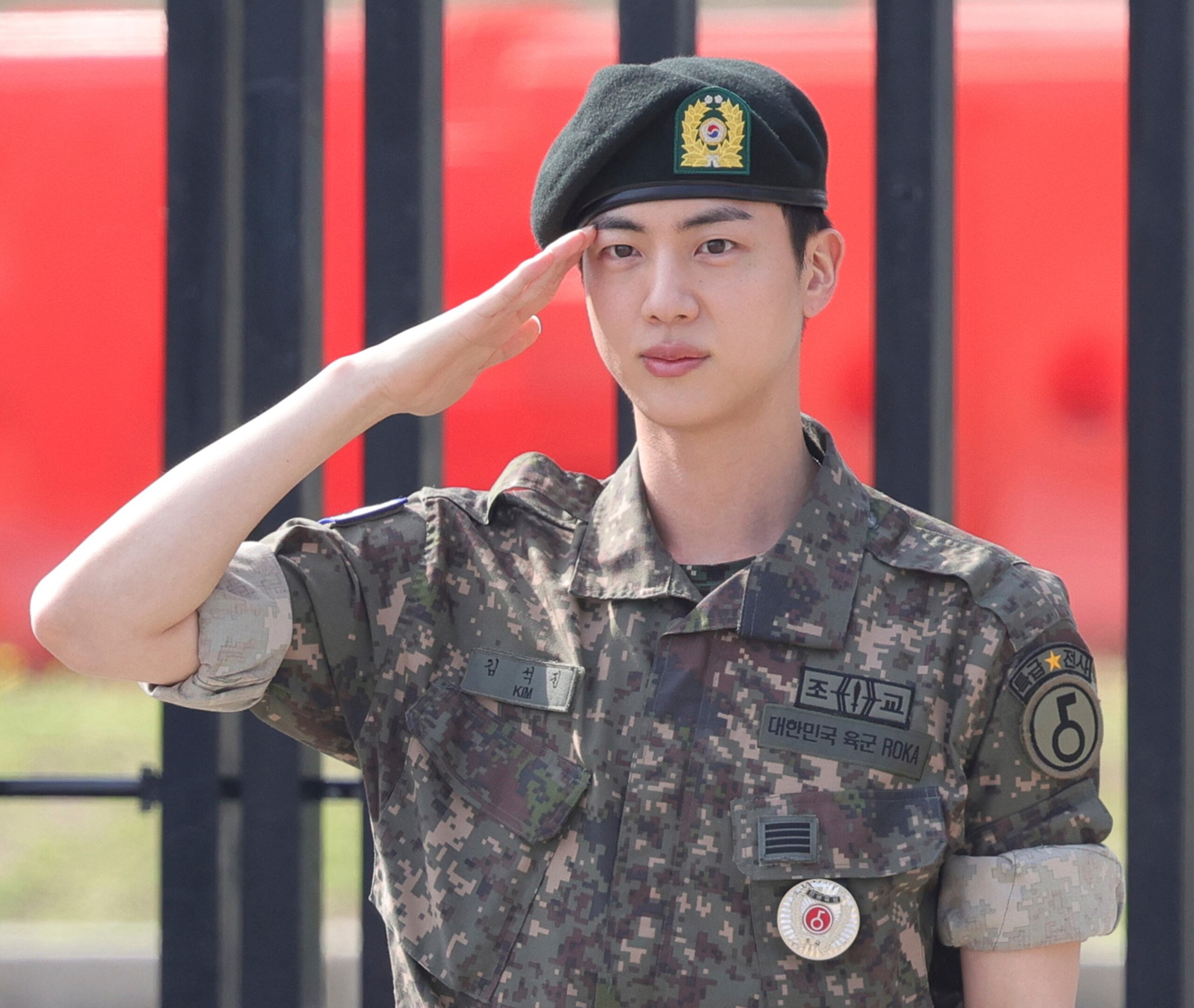 Jin, miembro de la banda de K-pop BTS, saluda después de concluir su servicio militar obligatorio afuera de una base militar en Yeoncheon, Corea del Sur, el miércoles 12 de junio de 2024. (Im Byung-shik/Yonhap vía AP)