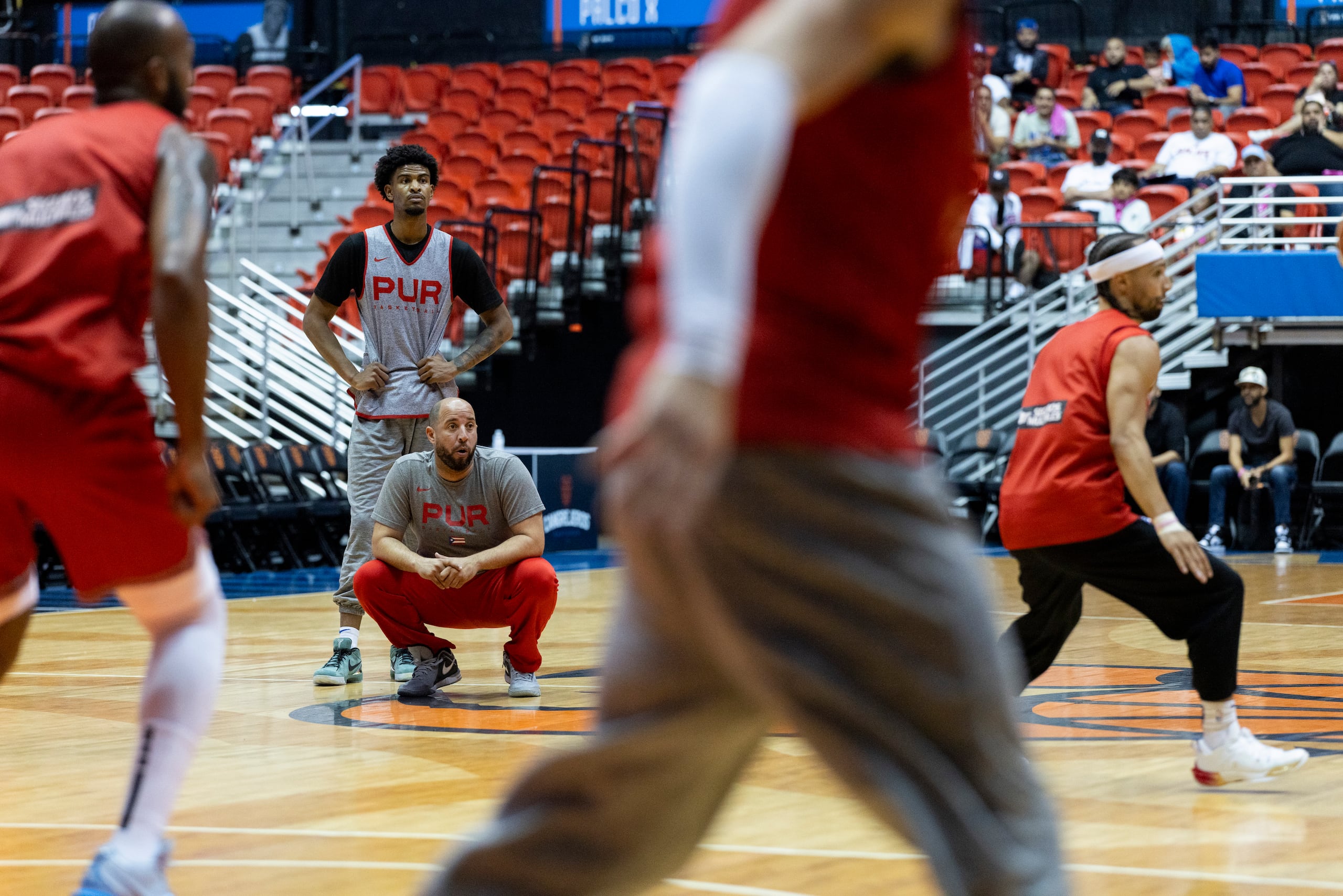 El Equipo Nacional de baloncesto tuvo una práctica abierta al público la noche el viernes.
