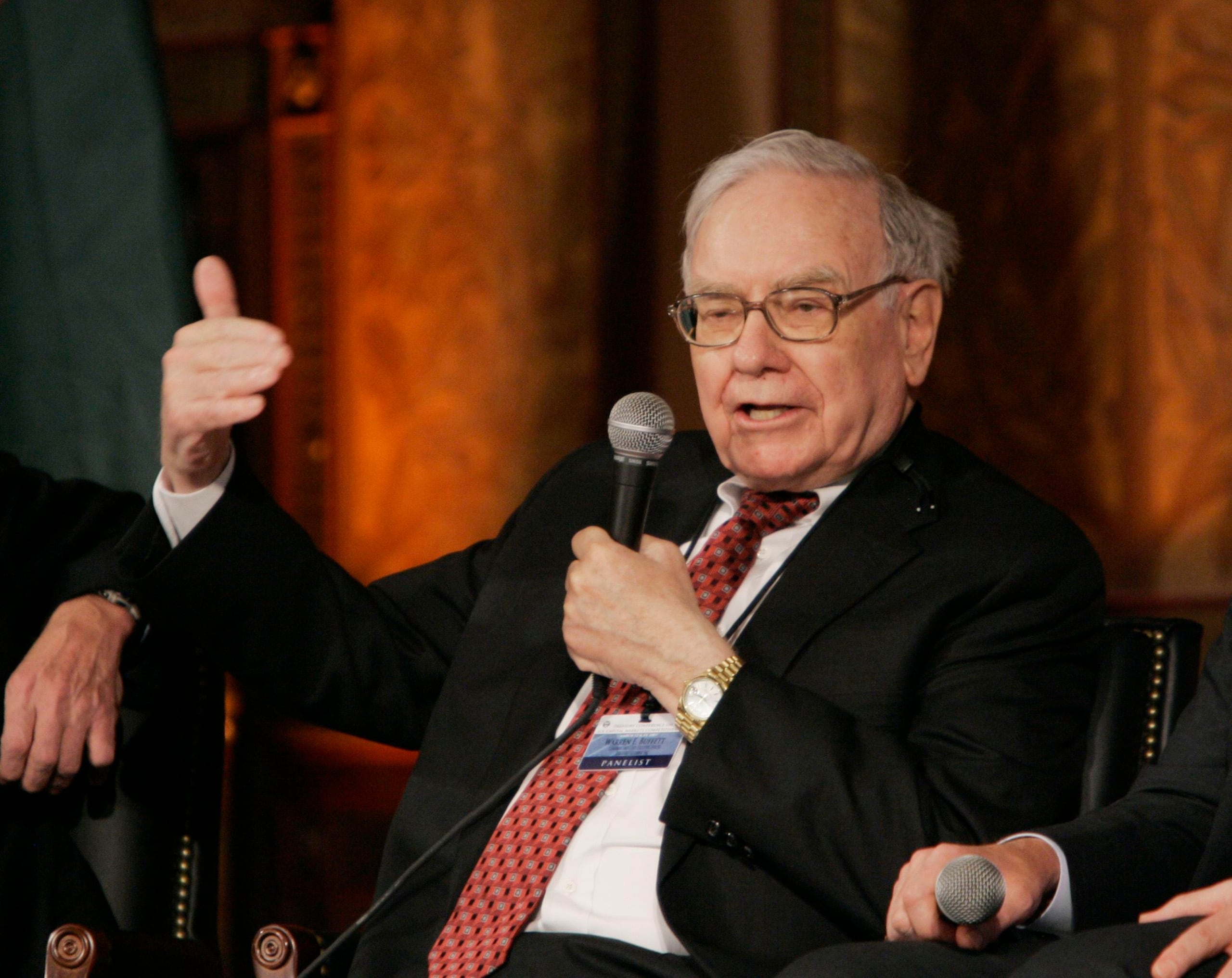 Conocido como el “Oráulo de Omaha”, Warren Buffet es uno de los inversores más exitosos del mundo. Devenga un tesoro de $83.1 billón. Dirige Berkshire Hathaway, que posee más de 60 compañías como Geico, Duracell y Dairy Queen. (Archivo)