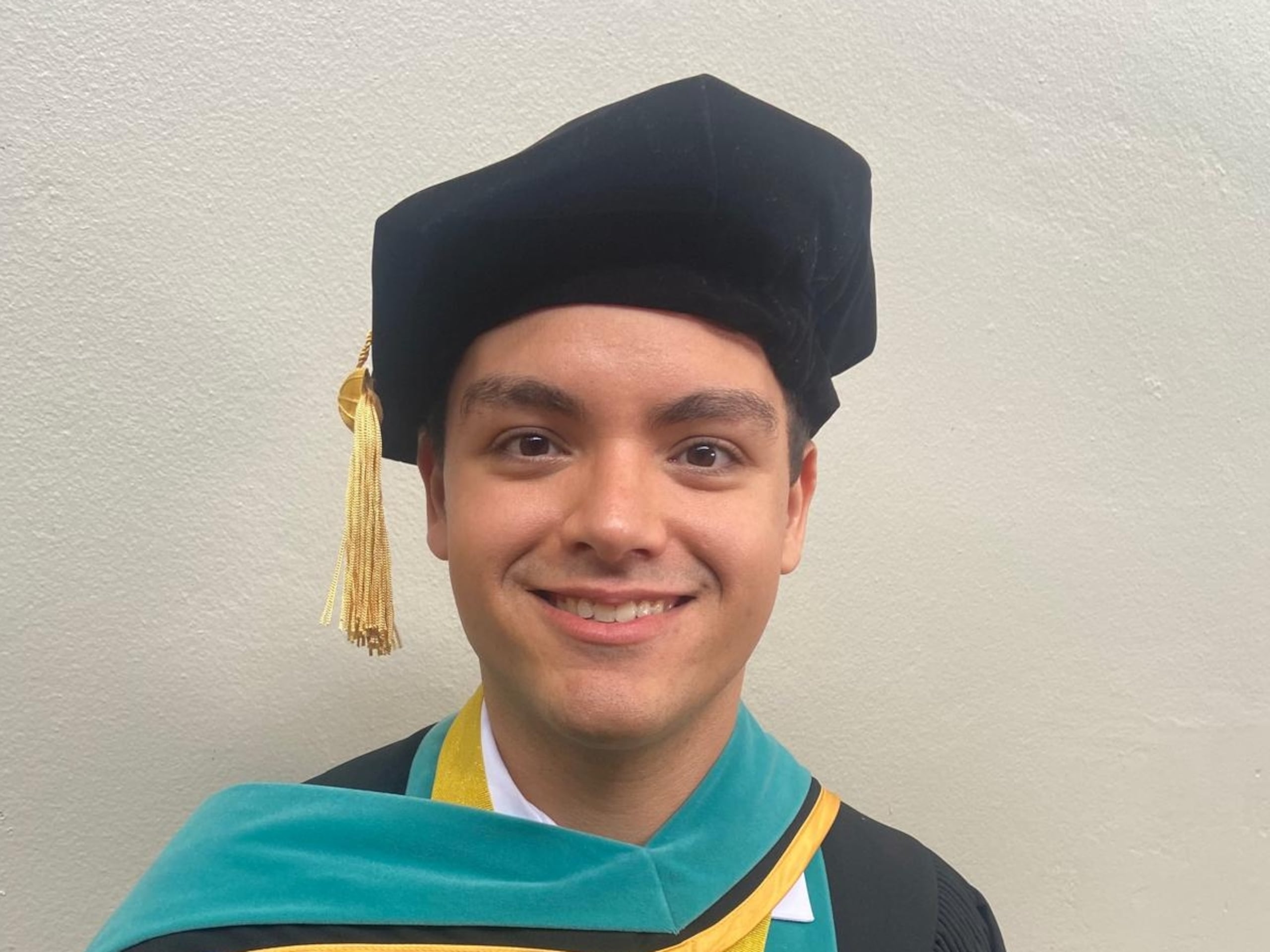 Dr. Héctor Báez, recién graduado del Programa de Audiología del Recinto de Ciencias Médicas. El doctor fue diagnosticado con Asperger a los 19 años mientras cursaba estudios universitarios.