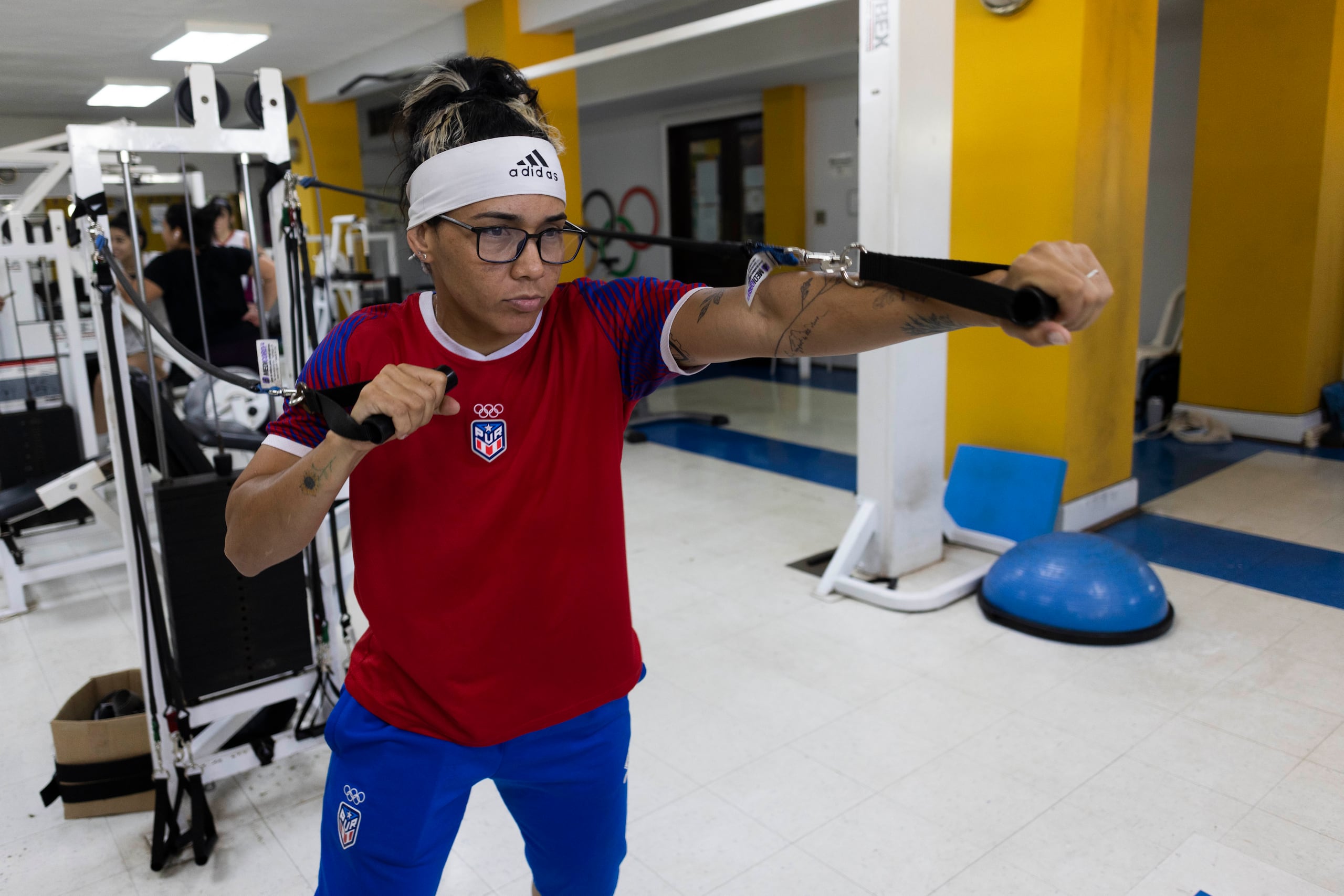 Ashleyann trabaja en el gimnasio de la Casa Olimpica de Viejo San Juan para regresar al peso de los 57 kilogramos en que competirá en París 2024.