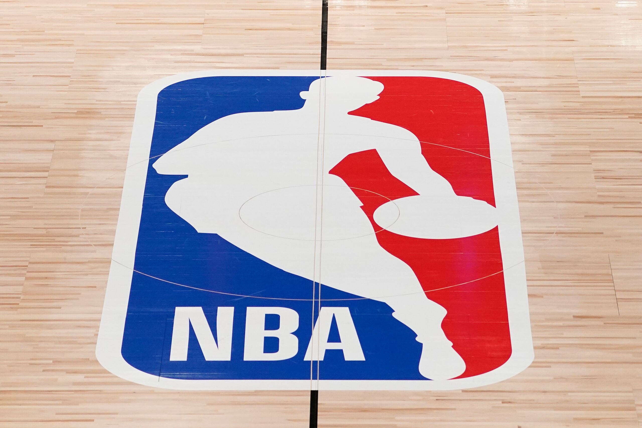 El logo de la NBA, en la foto, se ha considerado está formado por una silueta de juego de Jerry West.