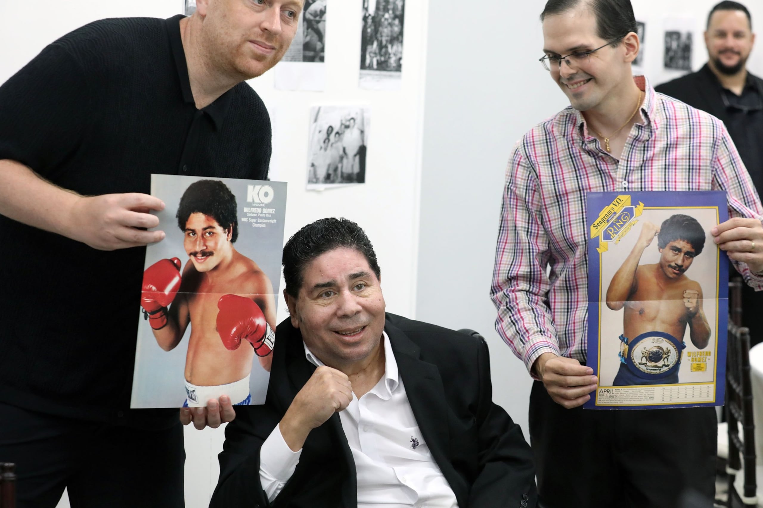 Wilfredo Gómez  sonríe mientras se muestras imágenes de su carrera. 