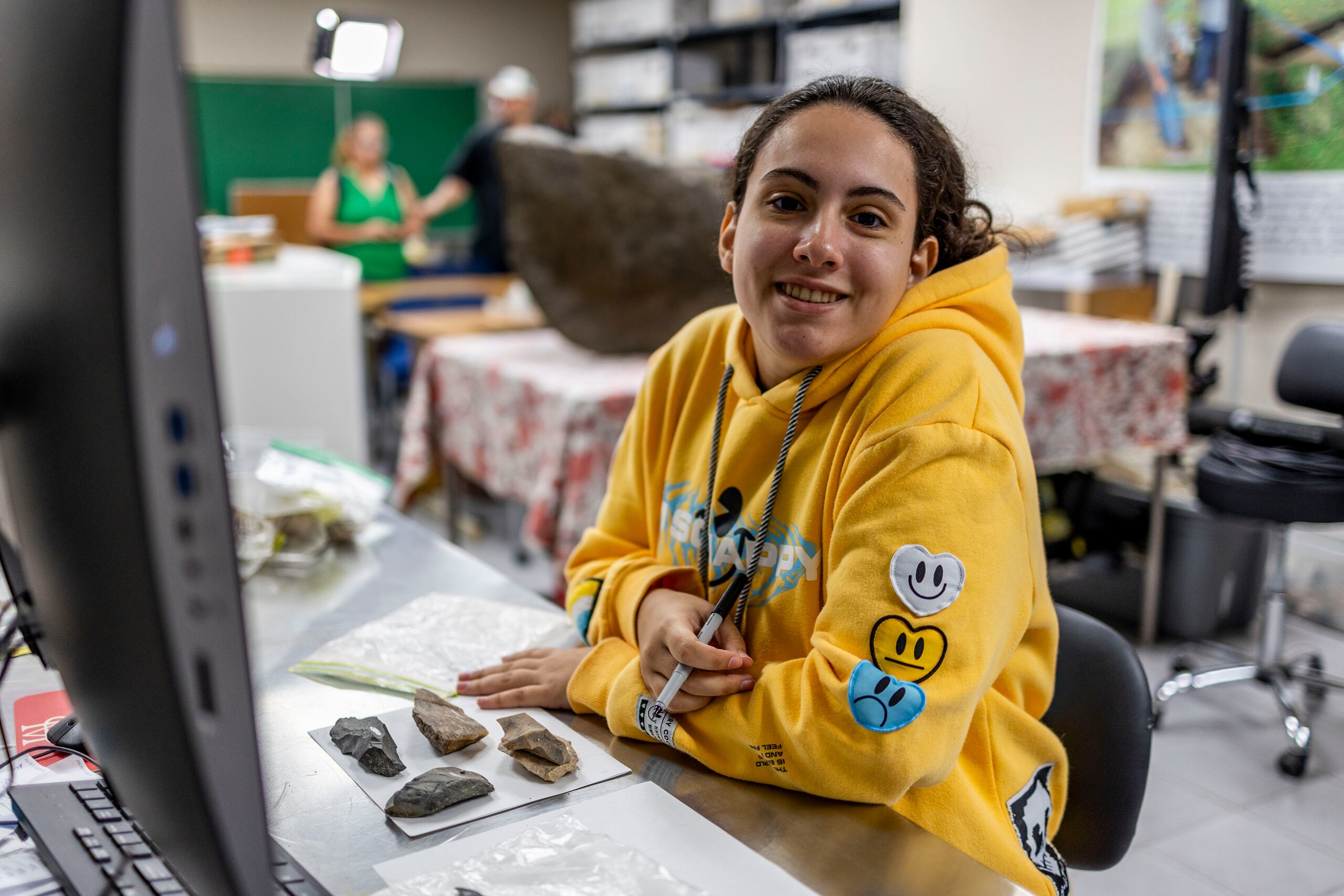 La estudiante Dalixa Llorens Boneta, quien realiza un bachillerato con énfasis en arqueología, trabaja clasificando y organizando diferentes artefactos que van a ser expuestos al público próximamente.