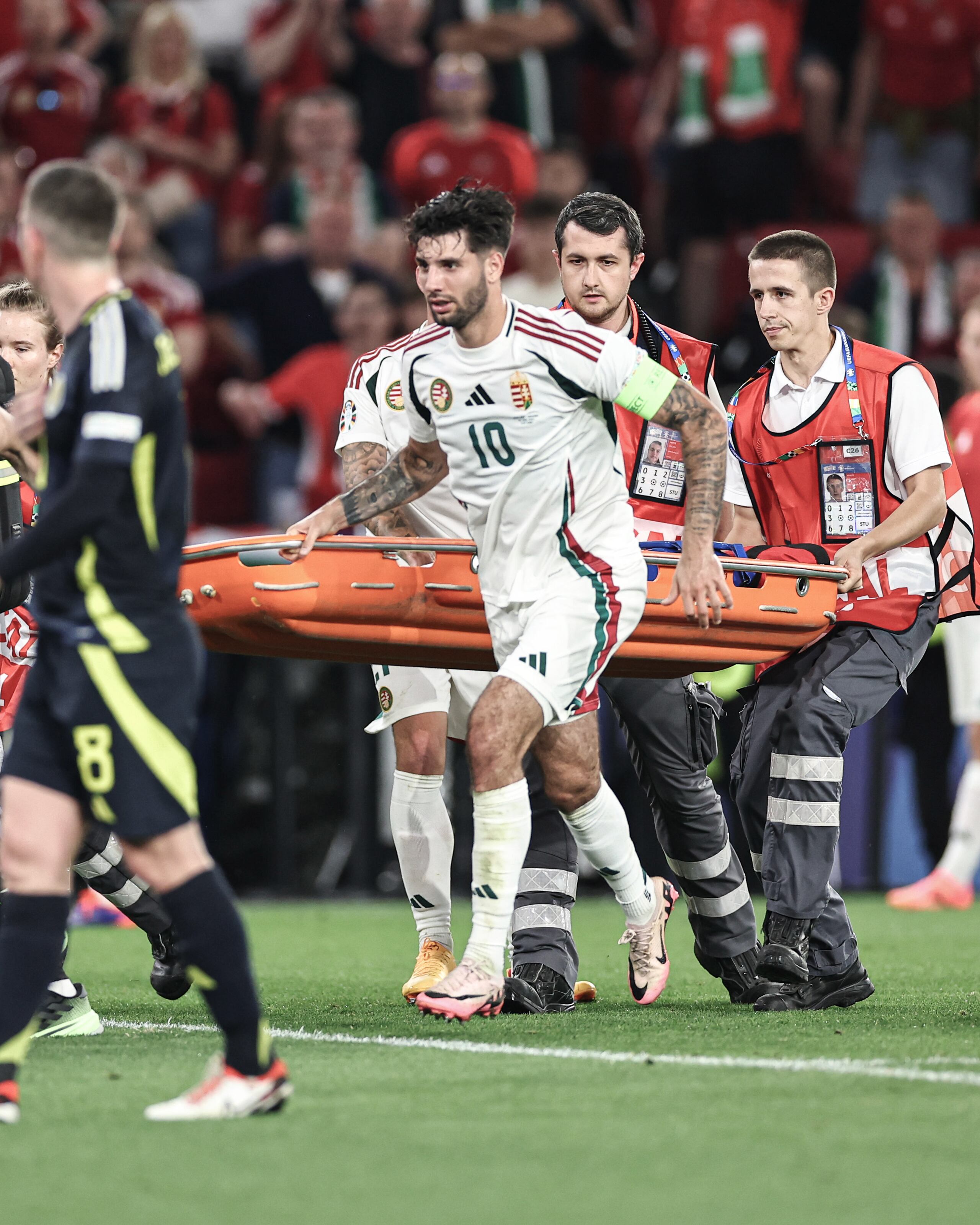Bernabas Varga es transportado en camilla fuera del juego entre Hungría y Escocia este domingo en la Euro Copa.