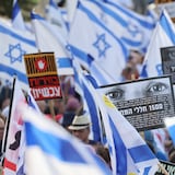 Miles toman las calles frente al Parlamento de Israel y exigen dimitir a Netanyahu 